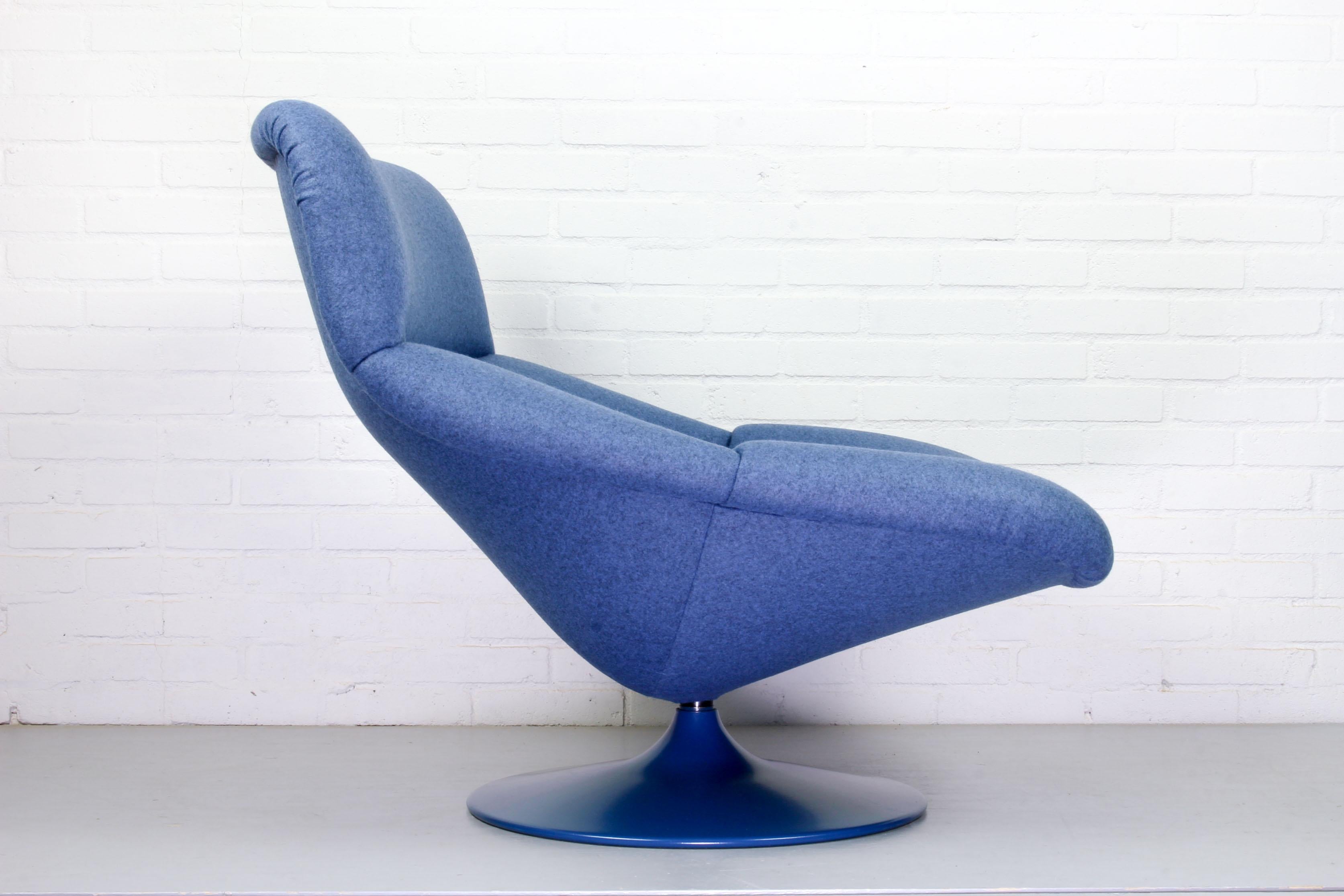 Comfortable midcentury lounge chair designed by Geoffrey Harcourt for Artifort. The chair has been reupholstered with new blue Divina Melange (Kvadrat). The chair has a blue round metal base.