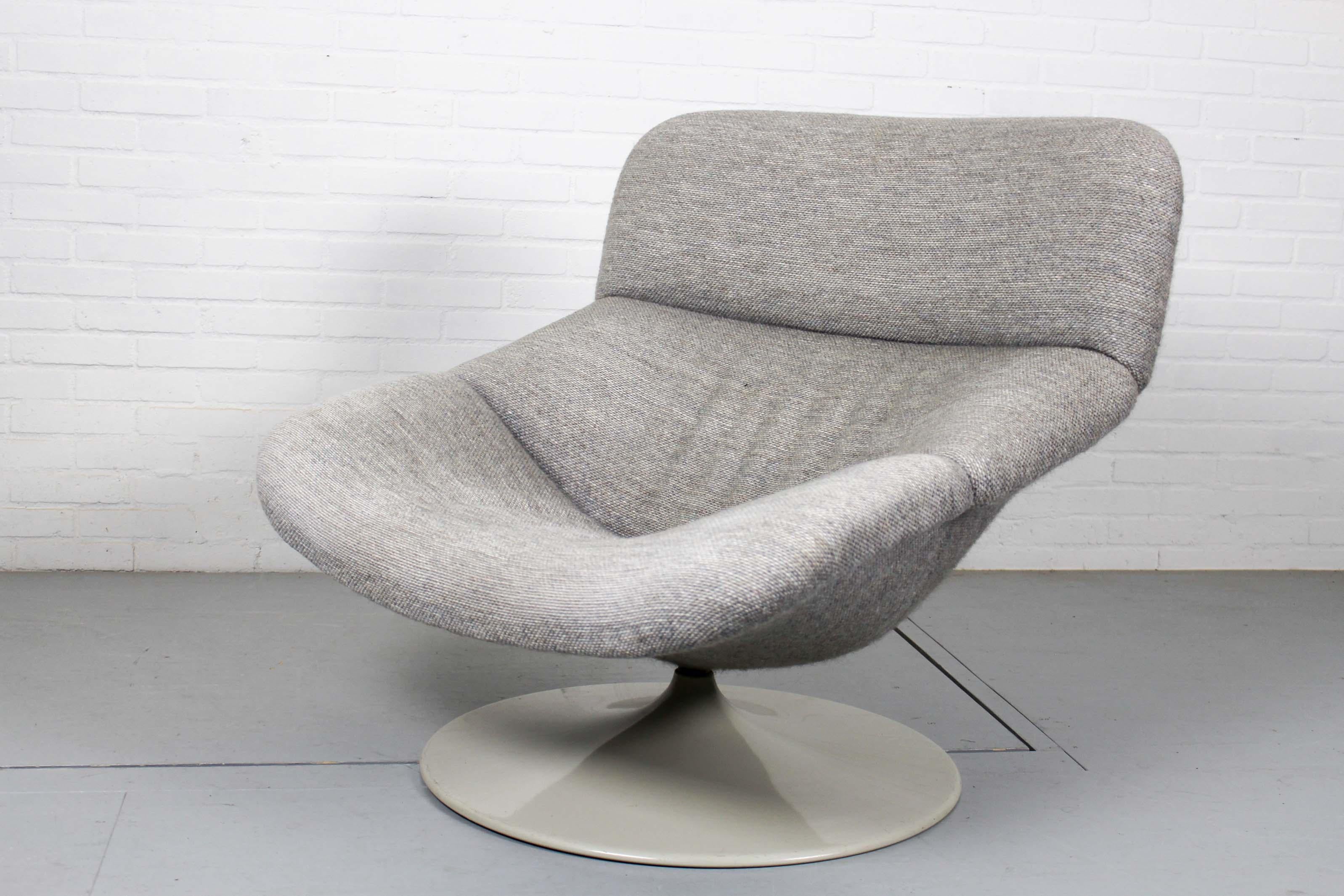 Comfortable midcentury lounge chair designed by Geoffrey Harcourt for Artifort with grey wool. The chair has a round metal base.
  