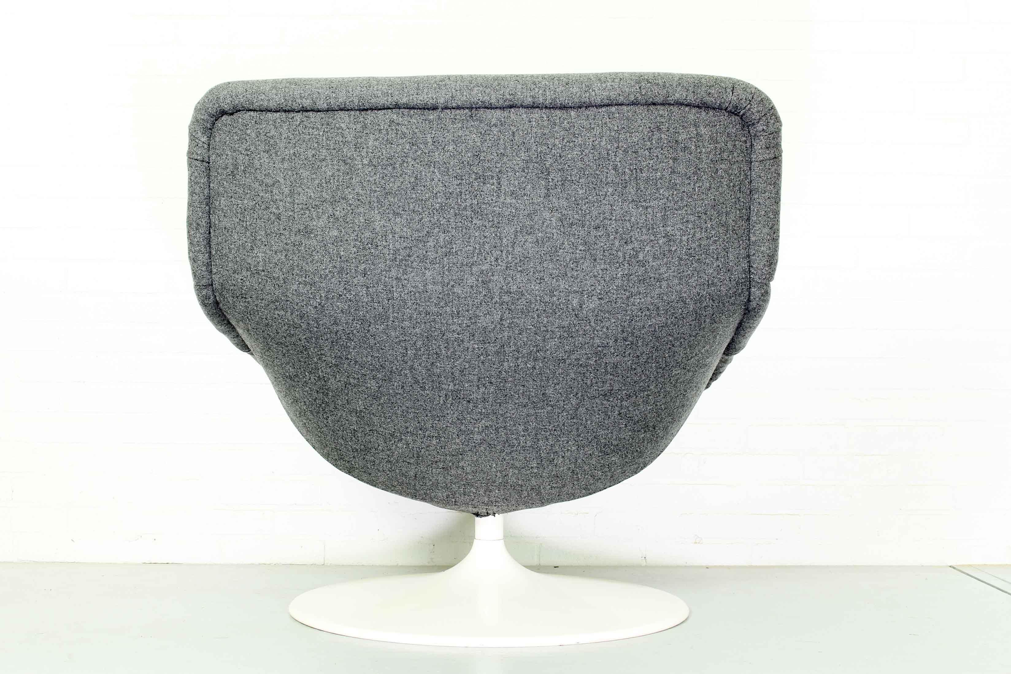 Lounge chair by Geoffrey Harcourt for Artifort, 1980. This chair does not swivel. Model F518. Re-upholsterd with high quality grey fabric Kvadrat Tonica. In a very good condition.
  