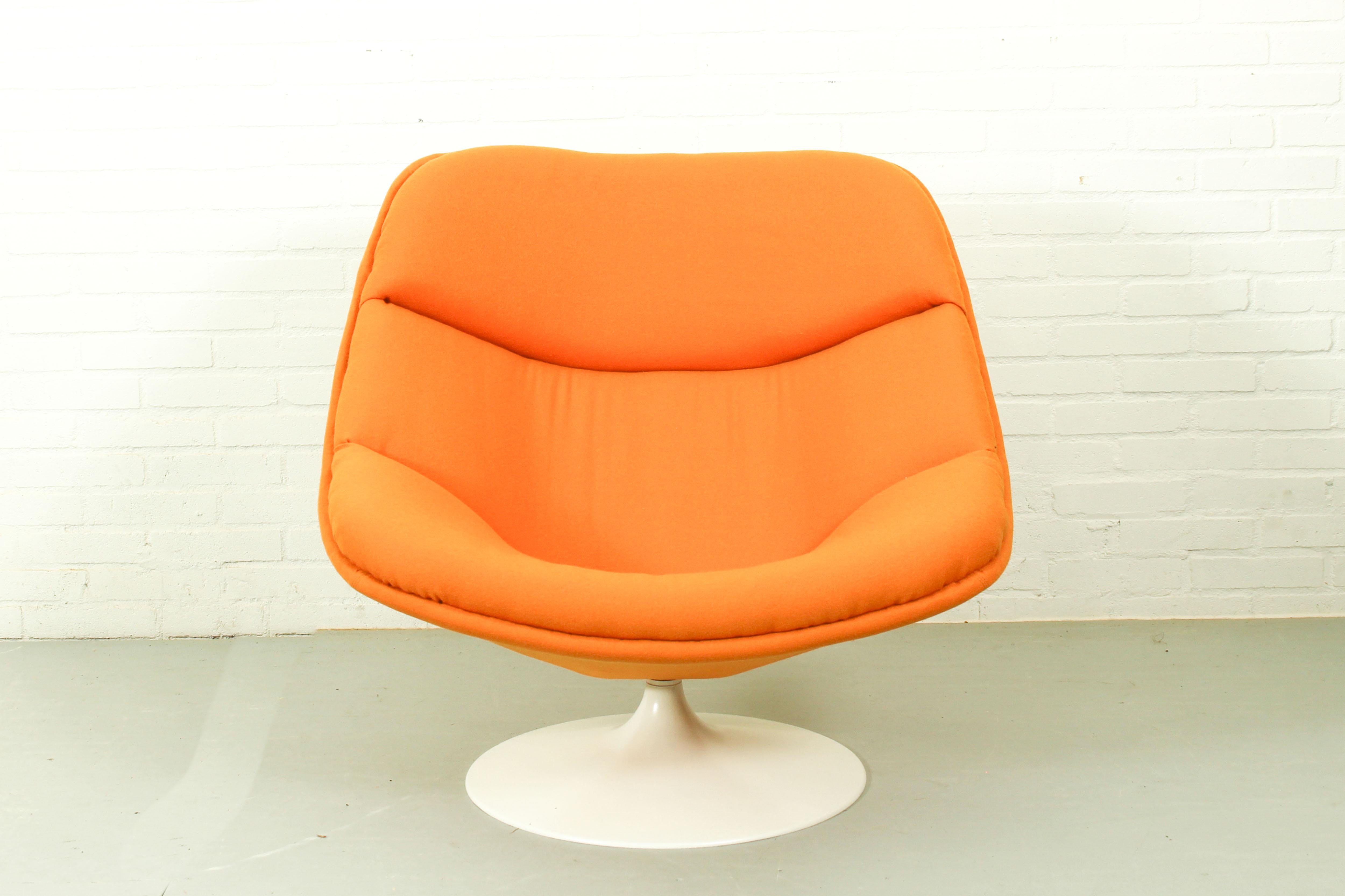 Lovely lounge chair, designed by Pierre Paulin in 1961. Very comfortable pivoting lounge chair. This model F557 is the first edition of the Oyster Chair and is shortly produced (till 1965), that's why this chair is rare. The chair is completely