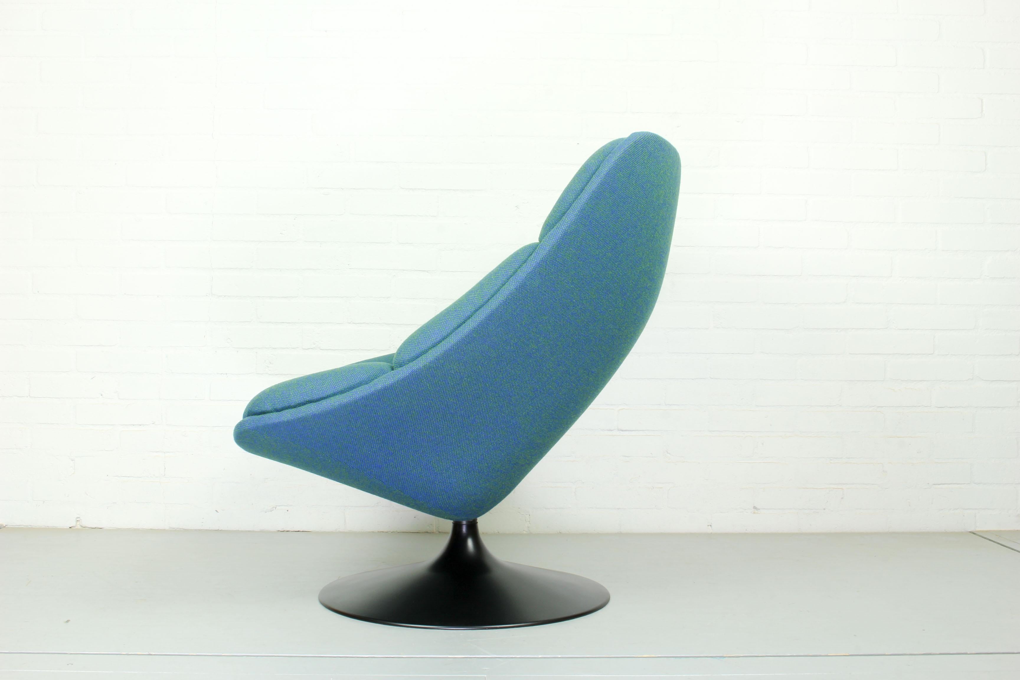 Lounge chair by Pierre Paulin for Artifort swivel armchair type F557, quite rare. Produced from 1961- 1965. This rather unique chair has a beautiful design. The chair has been reupholstered with blue/green Kvadrat Hallingdal (and has new foam). In