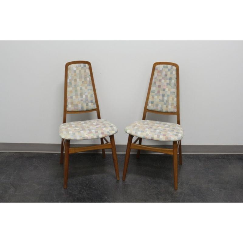 A pair dining side chairs in solid Teak by Faarup Mobelfabrik. Made in Denmark in the mid-20th century.

Measures: Overall: 19 W 20 D 37.5 H, seats: 19 W 15 D 19 H

Exceptionally good vintage condition with signs of light use particularly to feet.