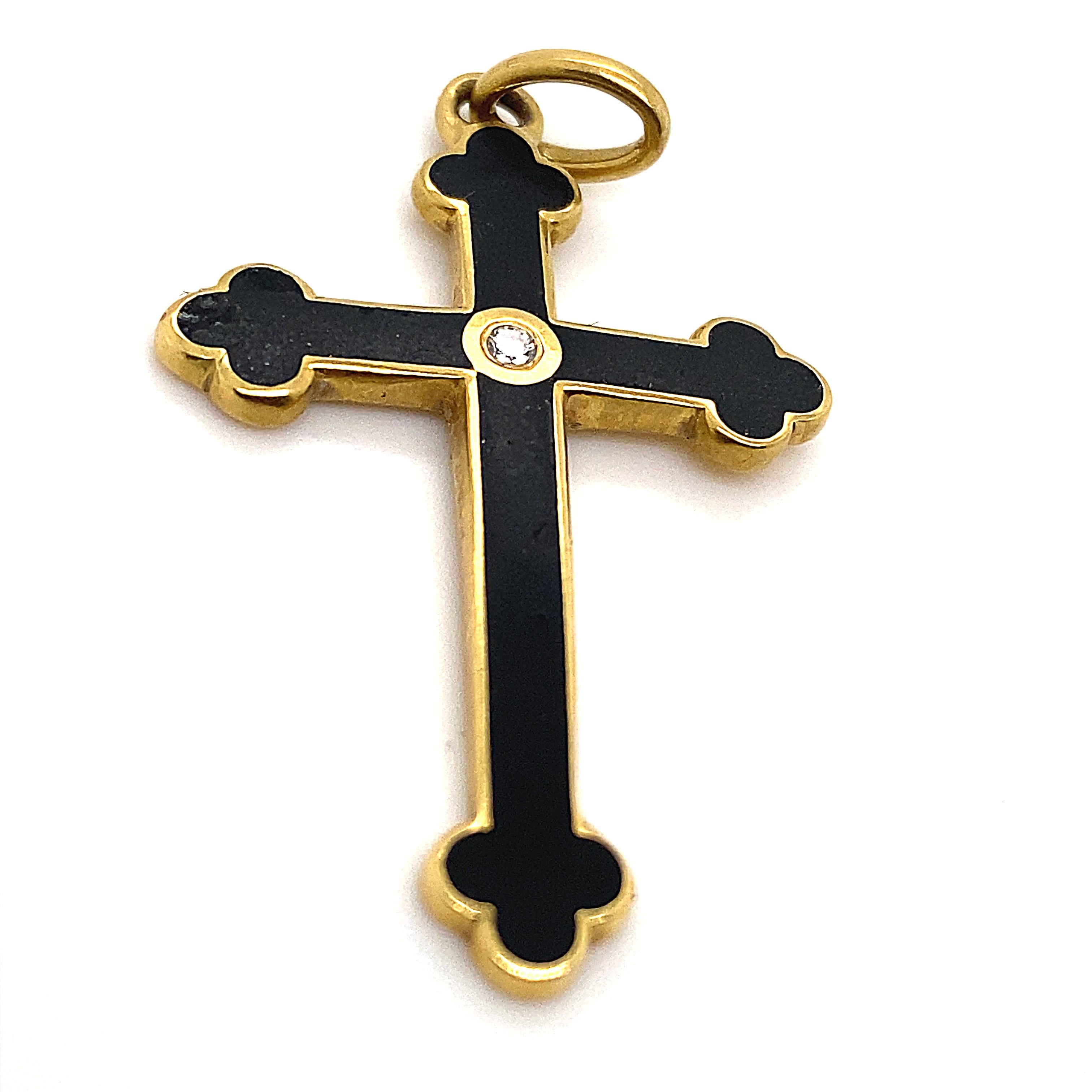 Fabergé-Kreuzanh�änger aus 18 Karat Gelbgold, besetzt mit Diamanten und Onyx, um 2000.

Das von Victor Mayer für Fabergé gefertigte Kreuz ist mit Onyx in einer feinen Gelbgoldeinfassung besetzt.

Ein runder Diamant im Brillantschliff von 0,01 Karat,