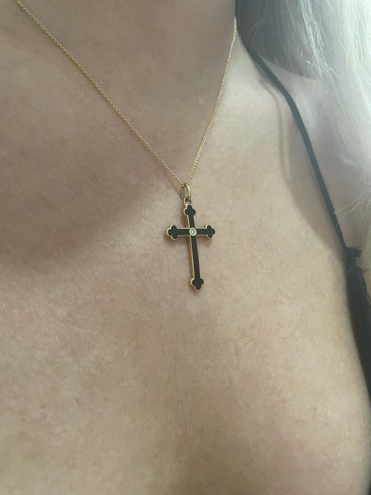 Faberg-Kreuz-Anhänger aus 18 Karat Gelbgold mit Diamant und Onyx (Rundschliff)