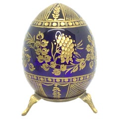 Vieux œuf en verre bleu de style russe Fabergé avec décorations gravées