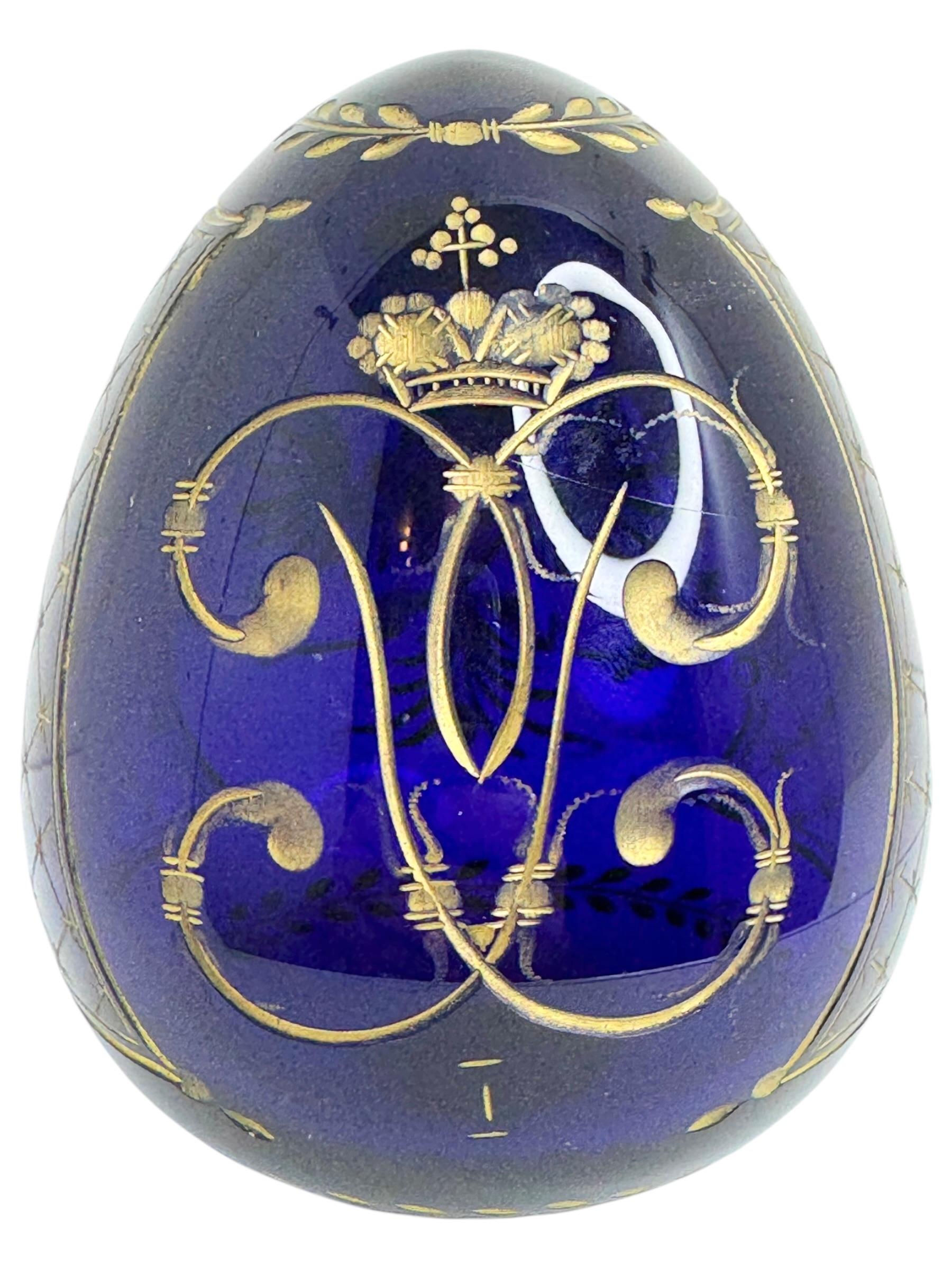 Un grand œuf en verre bleu cobalt gravé, soufflé à la main, de belle qualité, attribué à Faberge ou à la verrerie de Saint-Pétersbourg et datant probablement du XXe siècle. L'œuf est creux, soufflé à la main et signé d'un Label au sol. L'œuf est