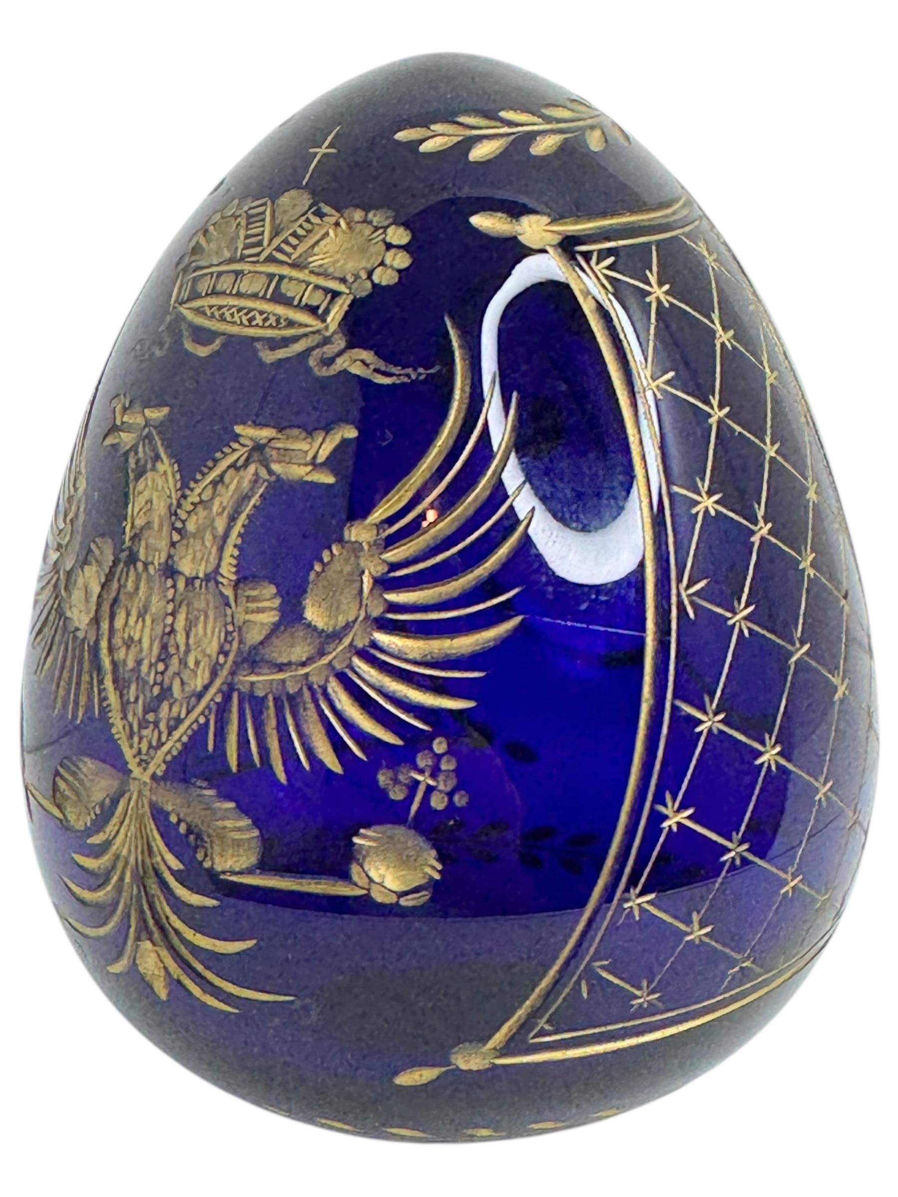 20ième siècle Vintage Faberge Russia Style Cobalt Blue Glass Egg Etched Imperial Garnishment