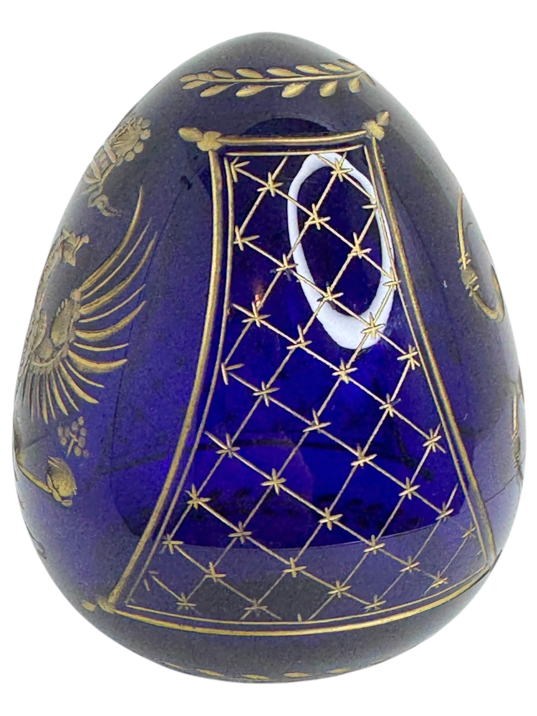 Verre taillé Vintage Faberge Russia Style Cobalt Blue Glass Egg Etched Imperial Garnishment