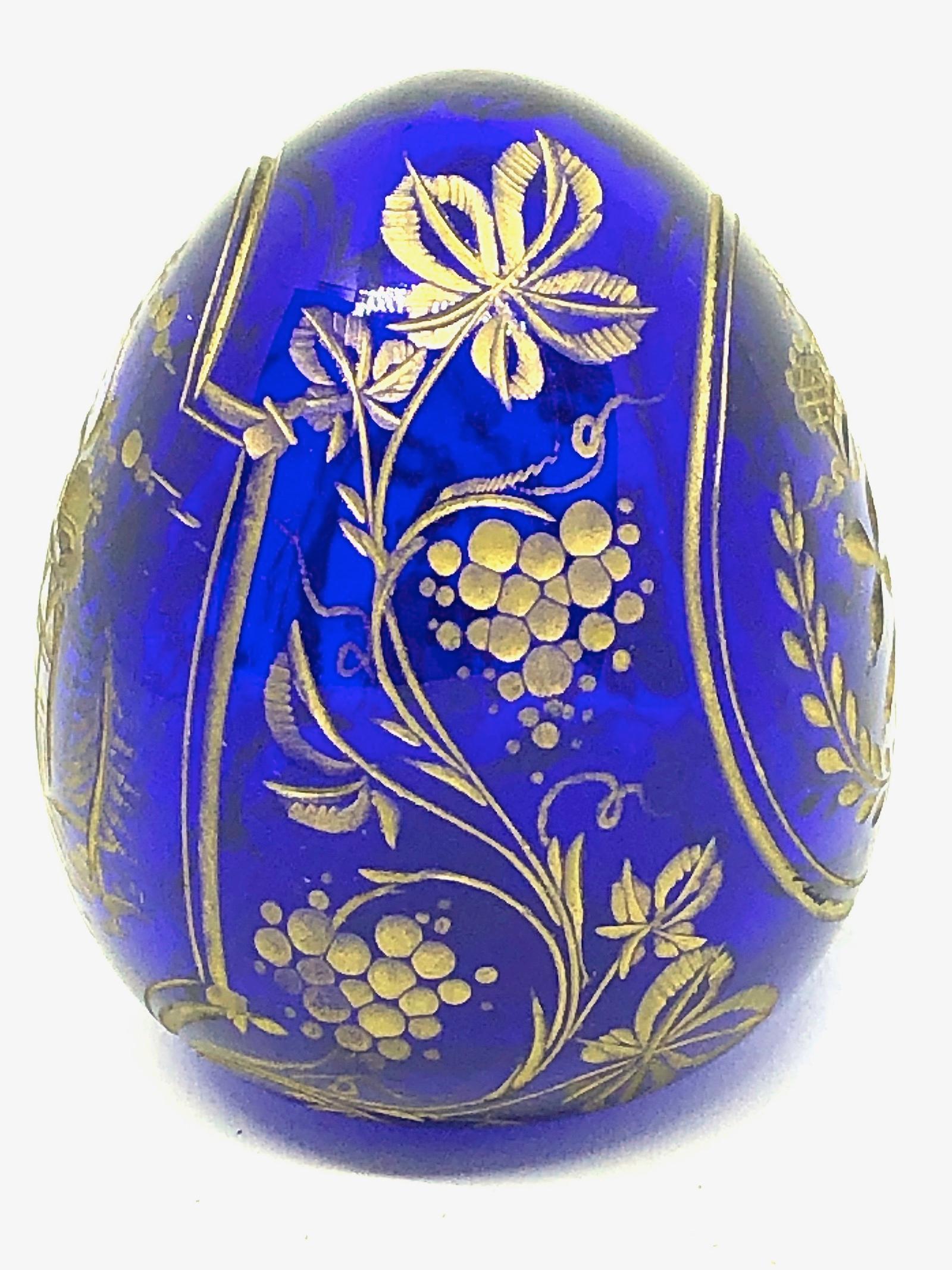 Vintage Faberge Russia Style Glass Egg with Etched Royal Crown In Good Condition In Nuernberg, DE