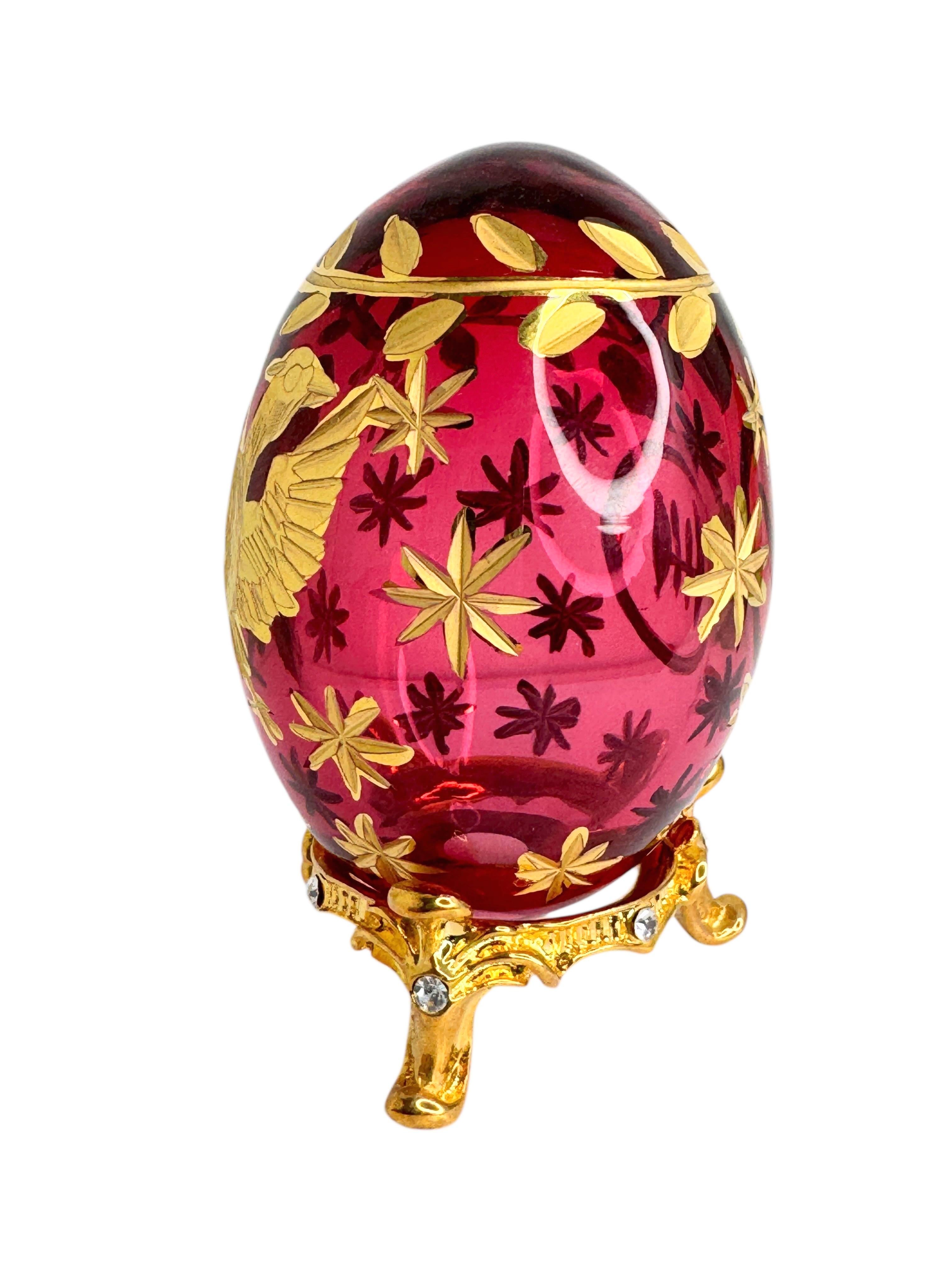 Œuf vintage en verre de style russe de Faberge avec des armoiries russes gravées. Rappelant les œufs de Saint-Pétersbourg. Belle addition à votre collection ou simplement comme pièce décorative. Trouvé dans une vente de succession à Nuremberg,