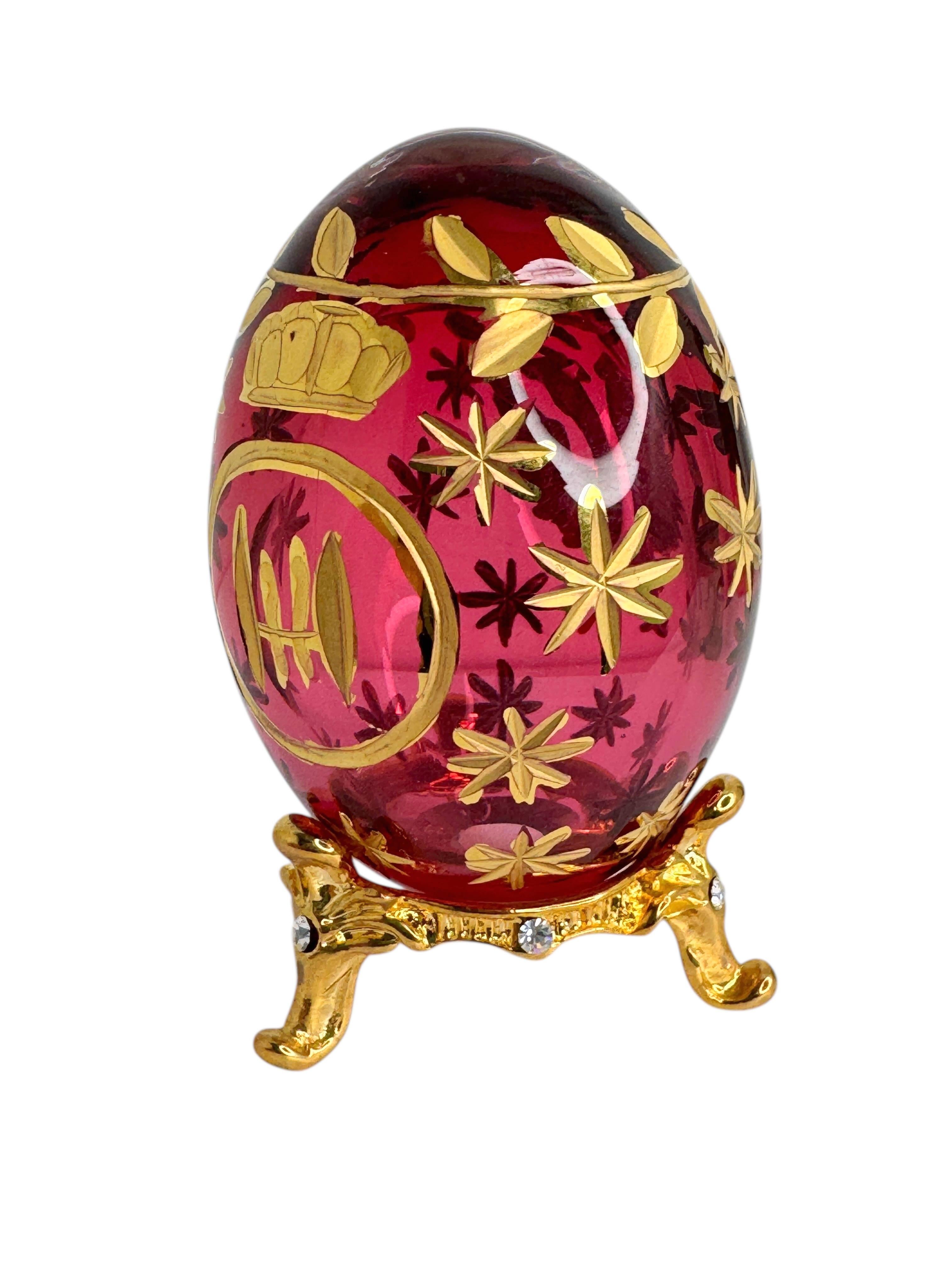 Fait main Oeuf vintage en verre de style russe de Faberge avec armoiries russes gravées en vente