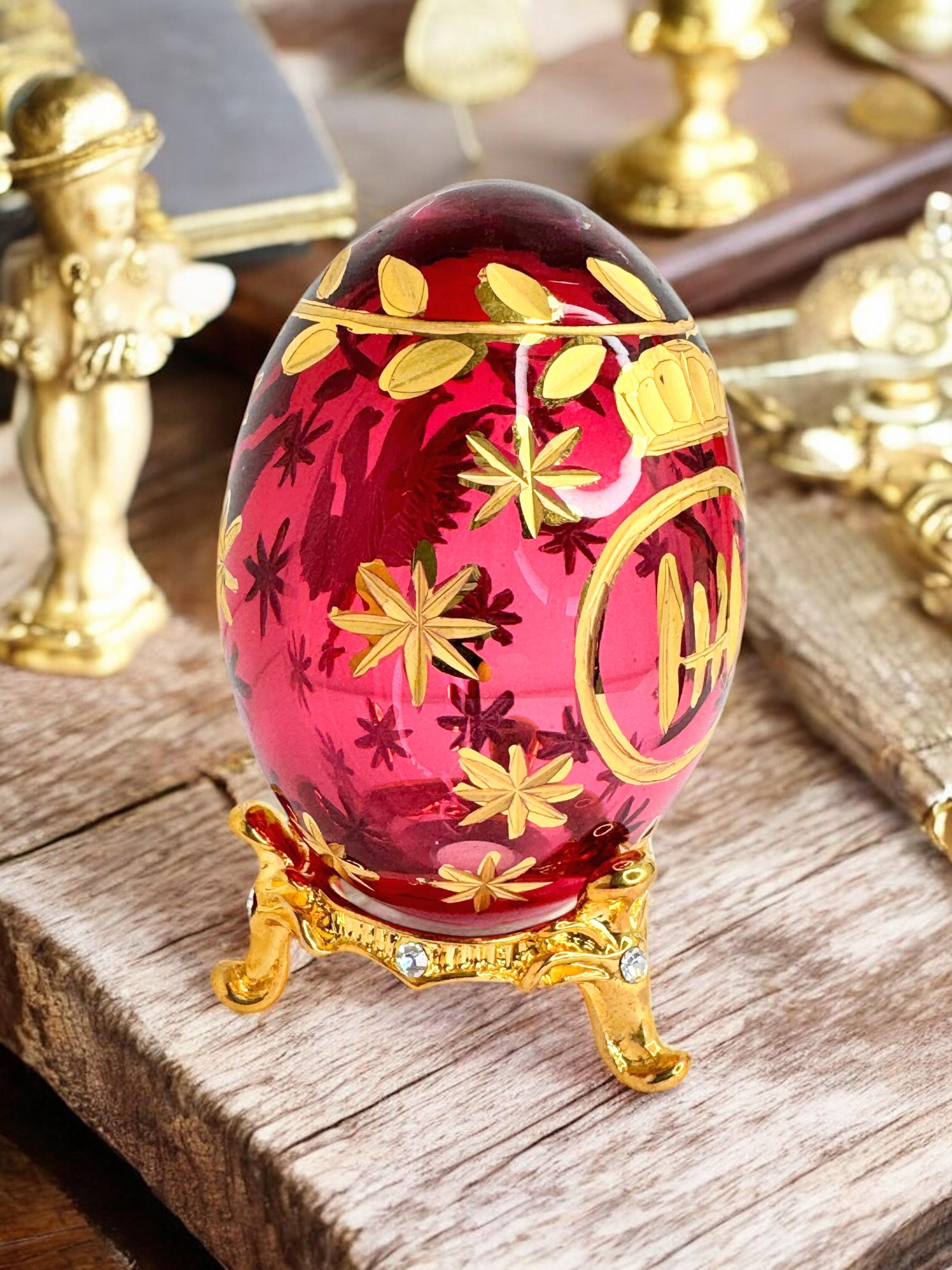 Verre taillé Oeuf vintage en verre de style russe de Faberge avec armoiries russes gravées en vente