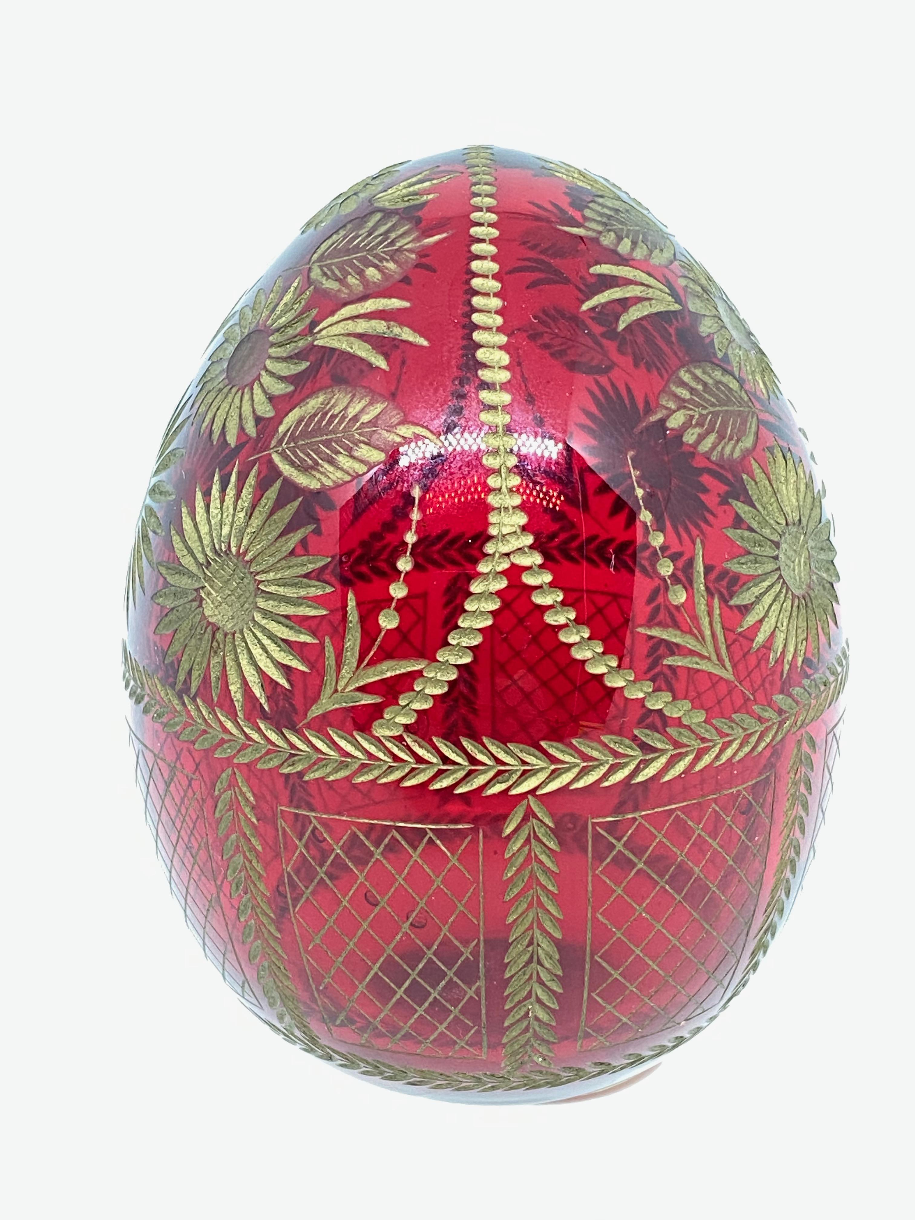 Vintage Faberge Russia Style Glass Egg with Etched Russian Folk Art Flowers In Good Condition In Nuernberg, DE