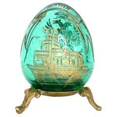 Oeuf vintage en verre vert de style russe de Faberge avec décorations gravées