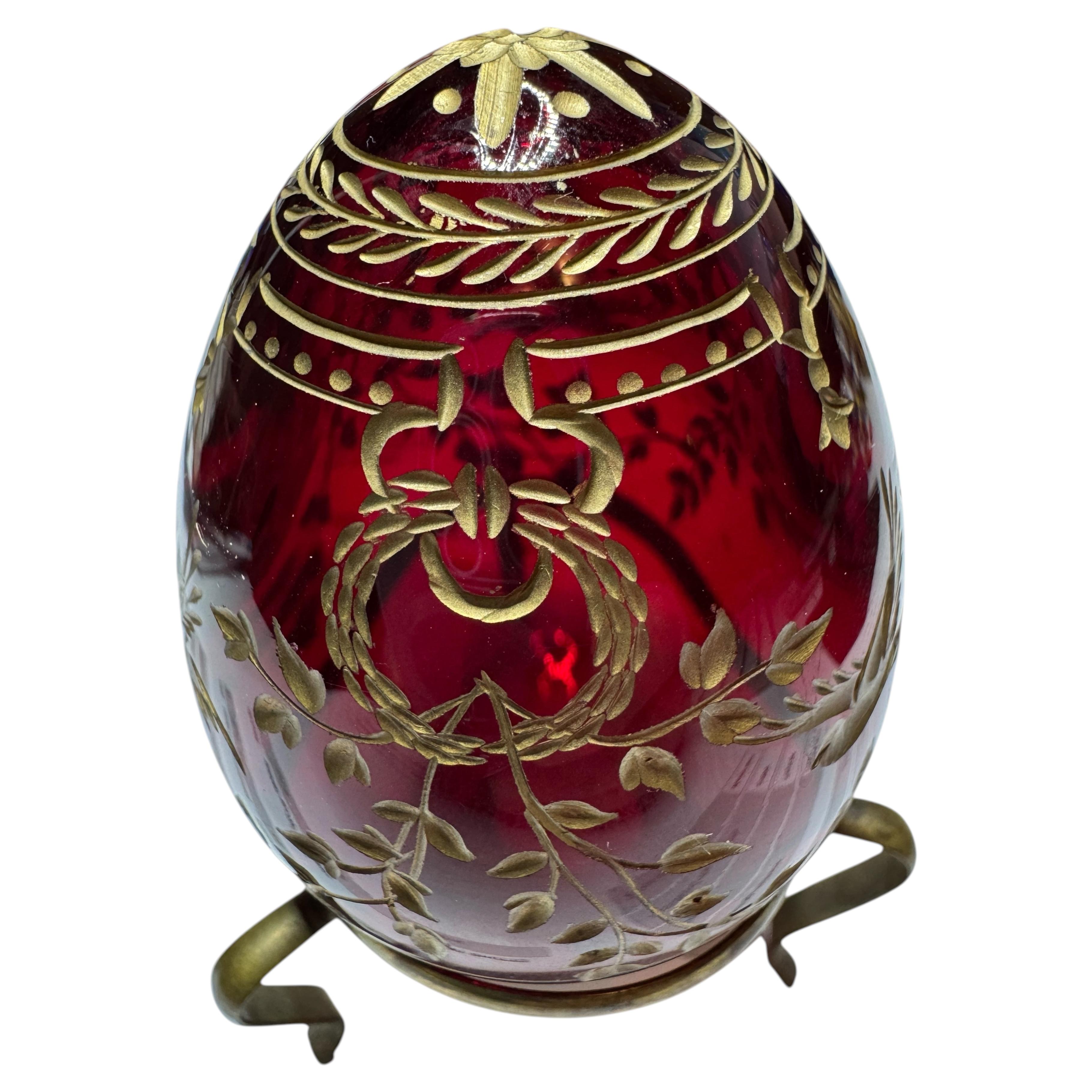 Huevo de cristal de estilo ruso vintage, en rojo y dorado, con adorno de hojas grabadas