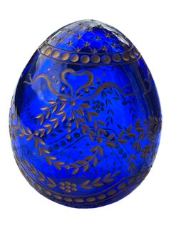 Uovo di vetro blu reale d'epoca in stile Faberge Russia con guarnizione di foglie incise