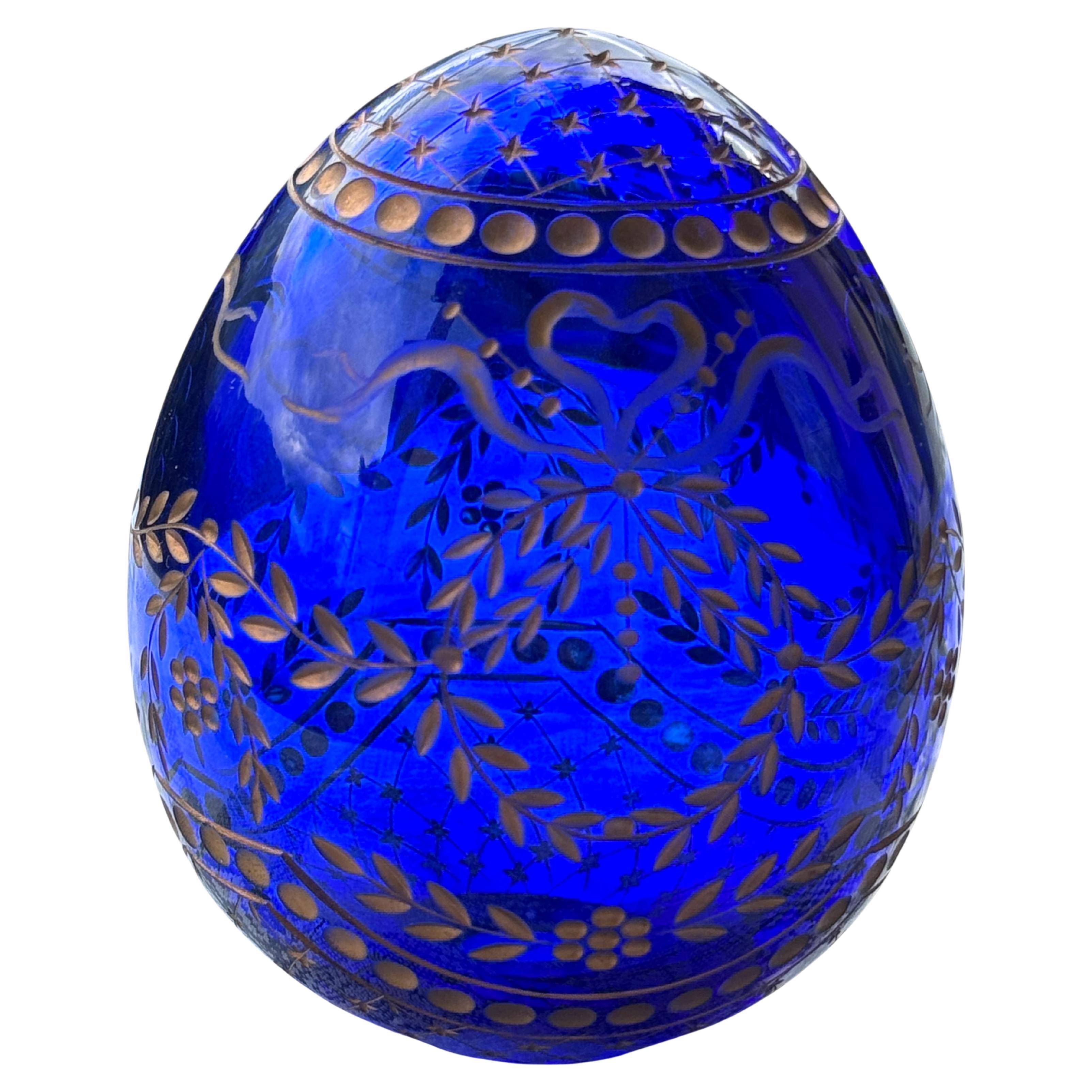 Vintage Faberge Russia Style Royal Blue Glass Egg with Etched Leaves Garnishment (Oeuf en verre bleu royal avec feuilles gravées)