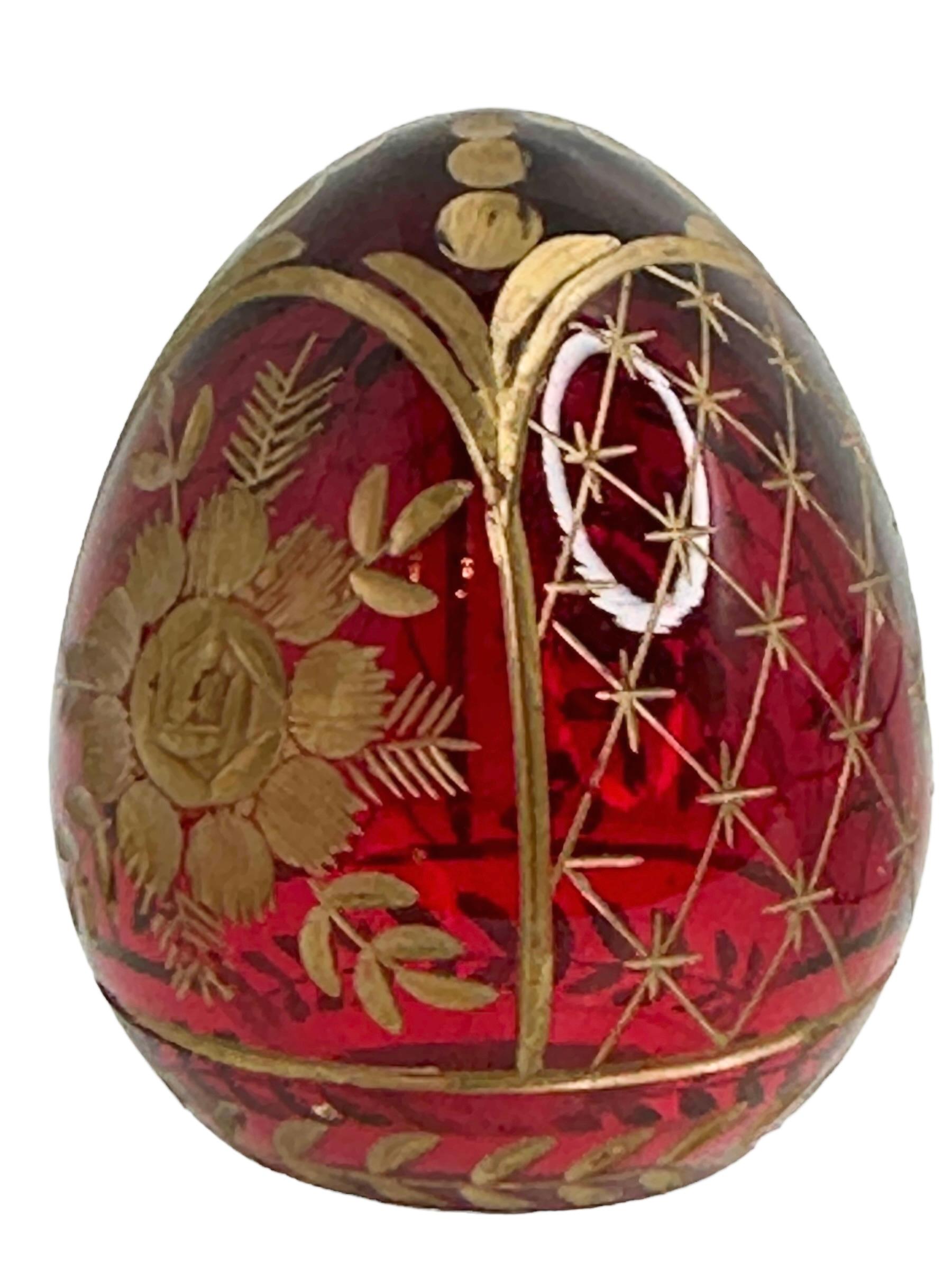 Fatto a mano Uovo di vetro rosso rubino vintage in stile Faberge Russia con decorazione floreale incisa