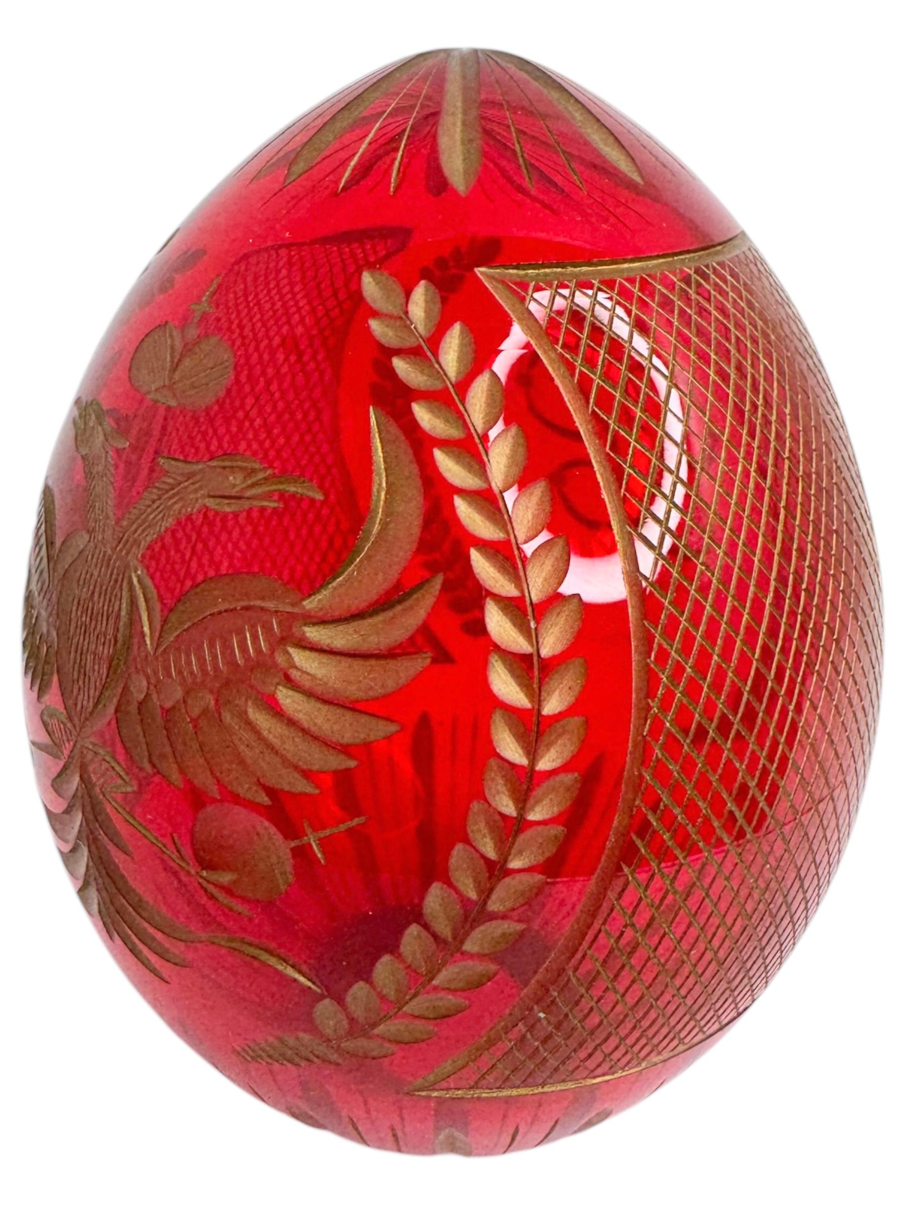 Uovo in vetro rosso rubino inciso e soffiato a mano russo di grande qualità, attribuito a Faberge o alla St. Petersburg Glassworks e probabilmente risalente al XX secolo. L'uovo è soffiato a mano e firmato con una Label al suolo. L'uovo è finemente