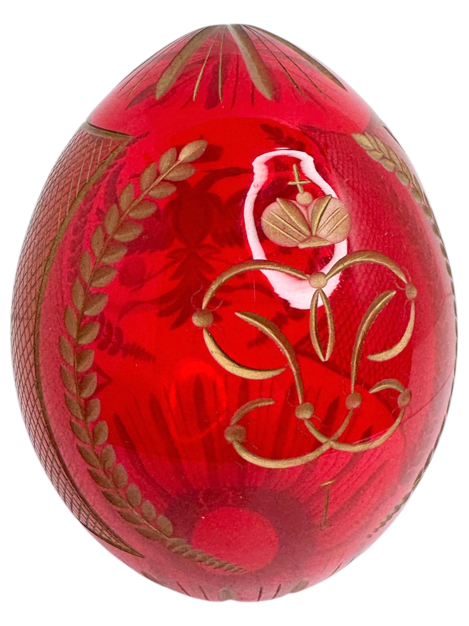 Russo Uovo di vetro rosso rubino d'epoca in stile Faberge Russia con guarnizione imperiale incisa