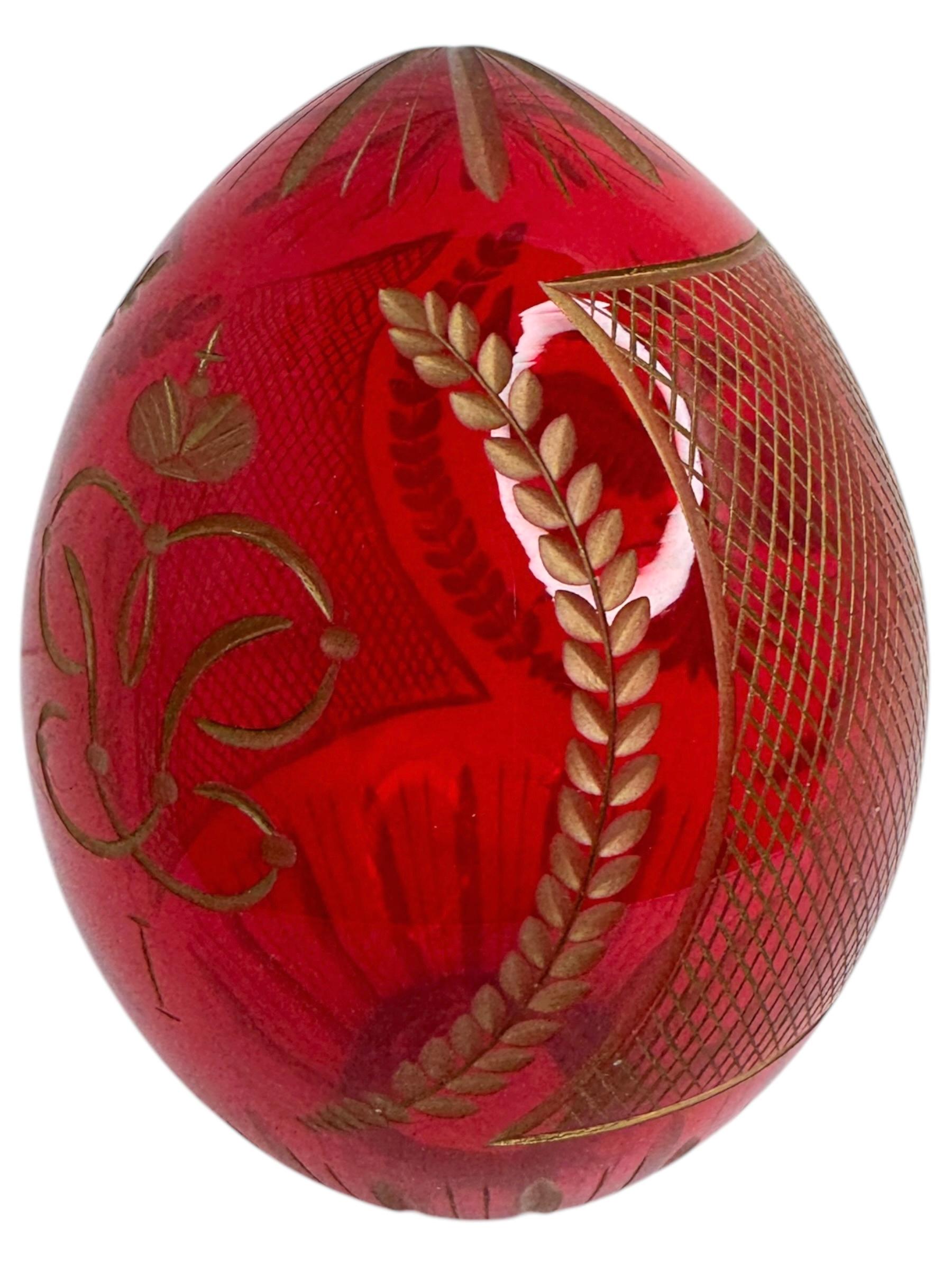 Fatto a mano Uovo di vetro rosso rubino d'epoca in stile Faberge Russia con guarnizione imperiale incisa