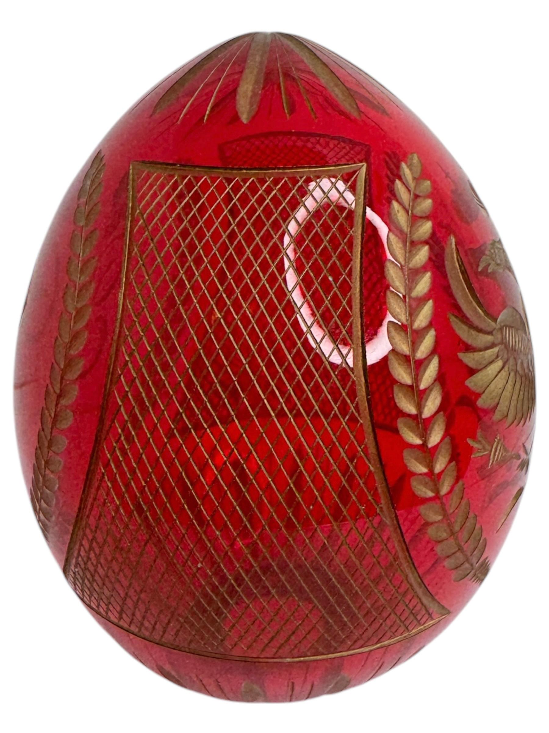 Uovo di vetro rosso rubino d'epoca in stile Faberge Russia con guarnizione imperiale incisa In condizioni buone a Nuernberg, DE