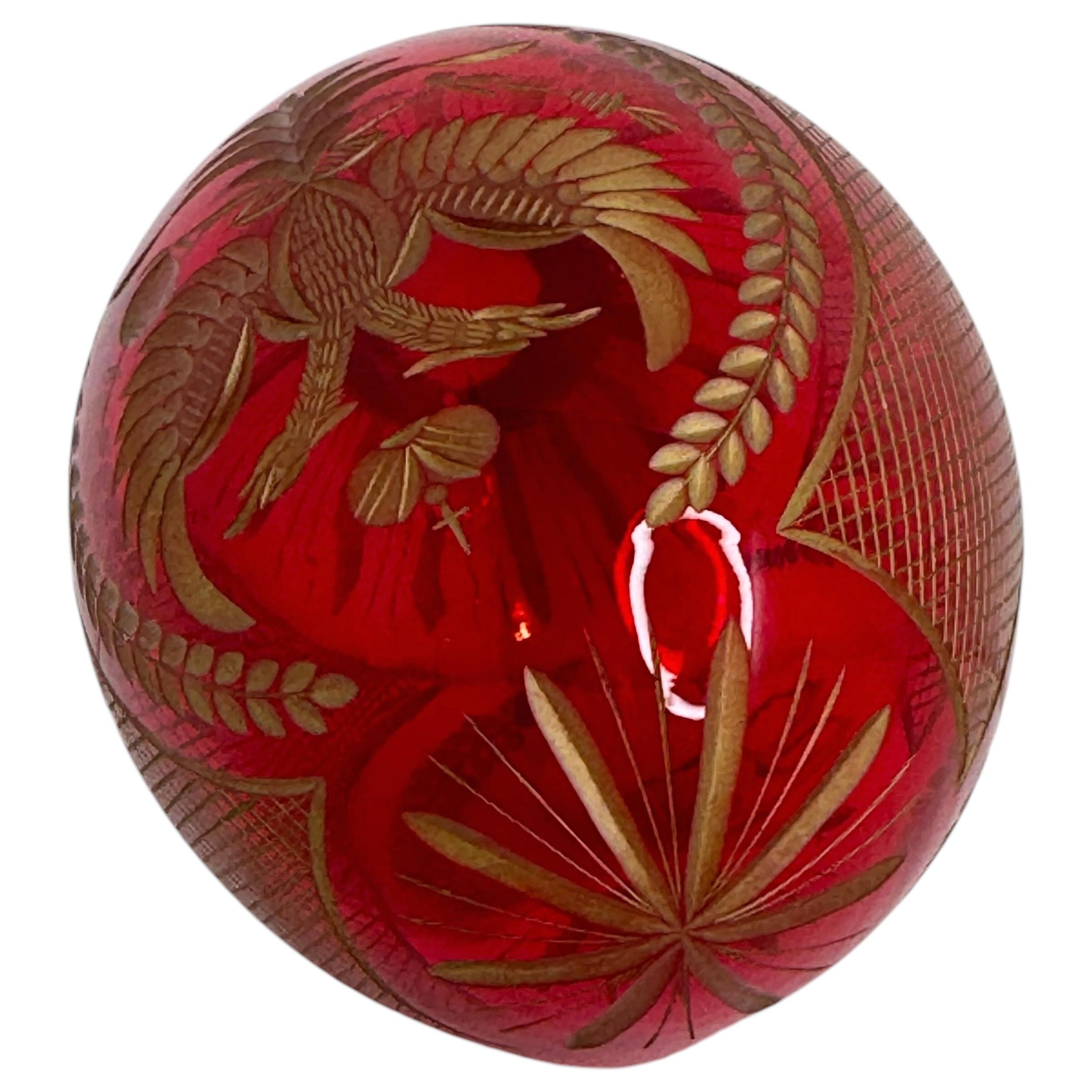 Vetro intagliato Uovo di vetro rosso rubino d'epoca in stile Faberge Russia con guarnizione imperiale incisa