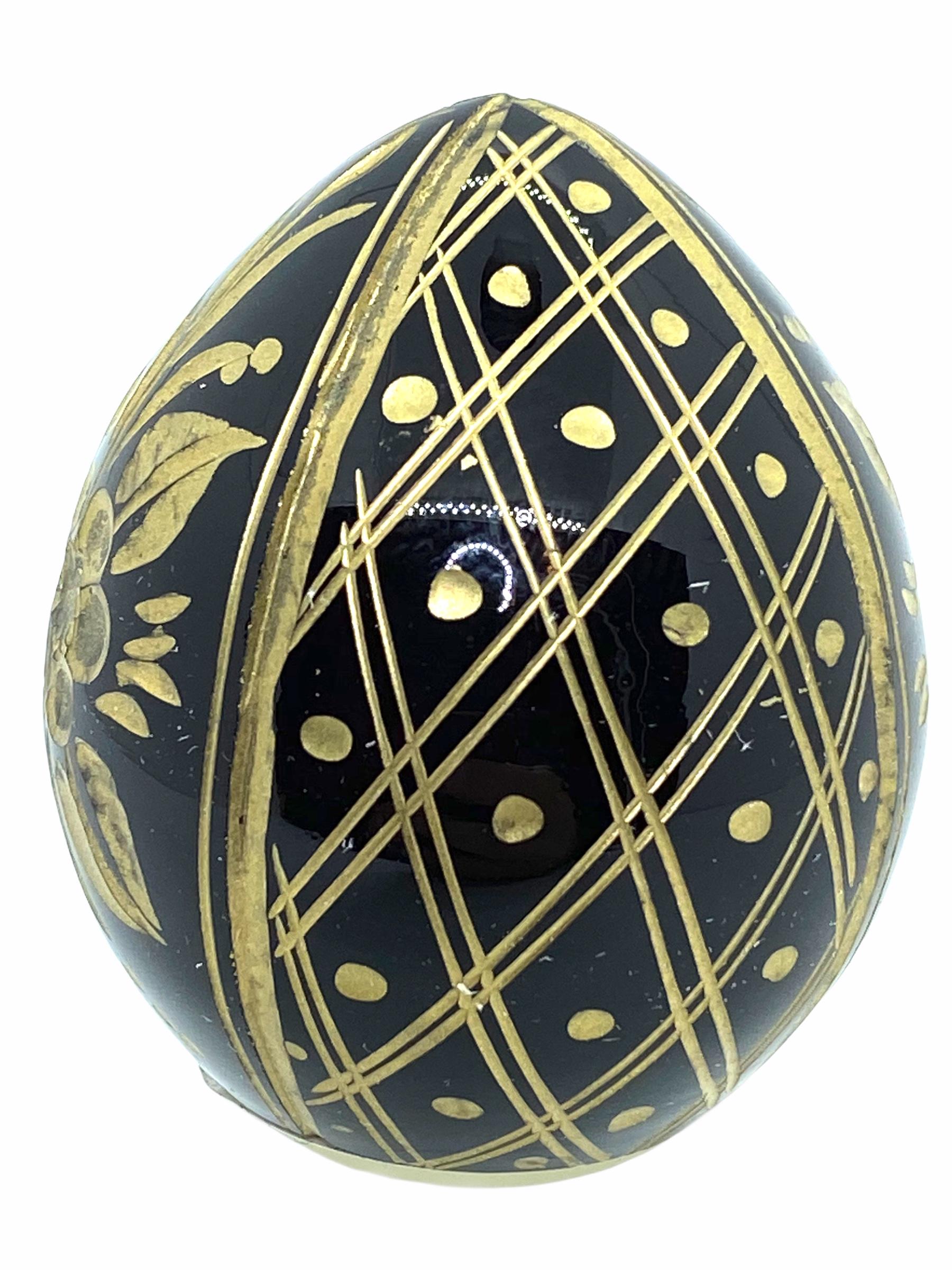 Vintage Faberge style Russia glass egg with etched Russian ornaments and flowers. Reminiscent of eggs from St. Petersburg. Nice addition to your collection or just as decorative piece.