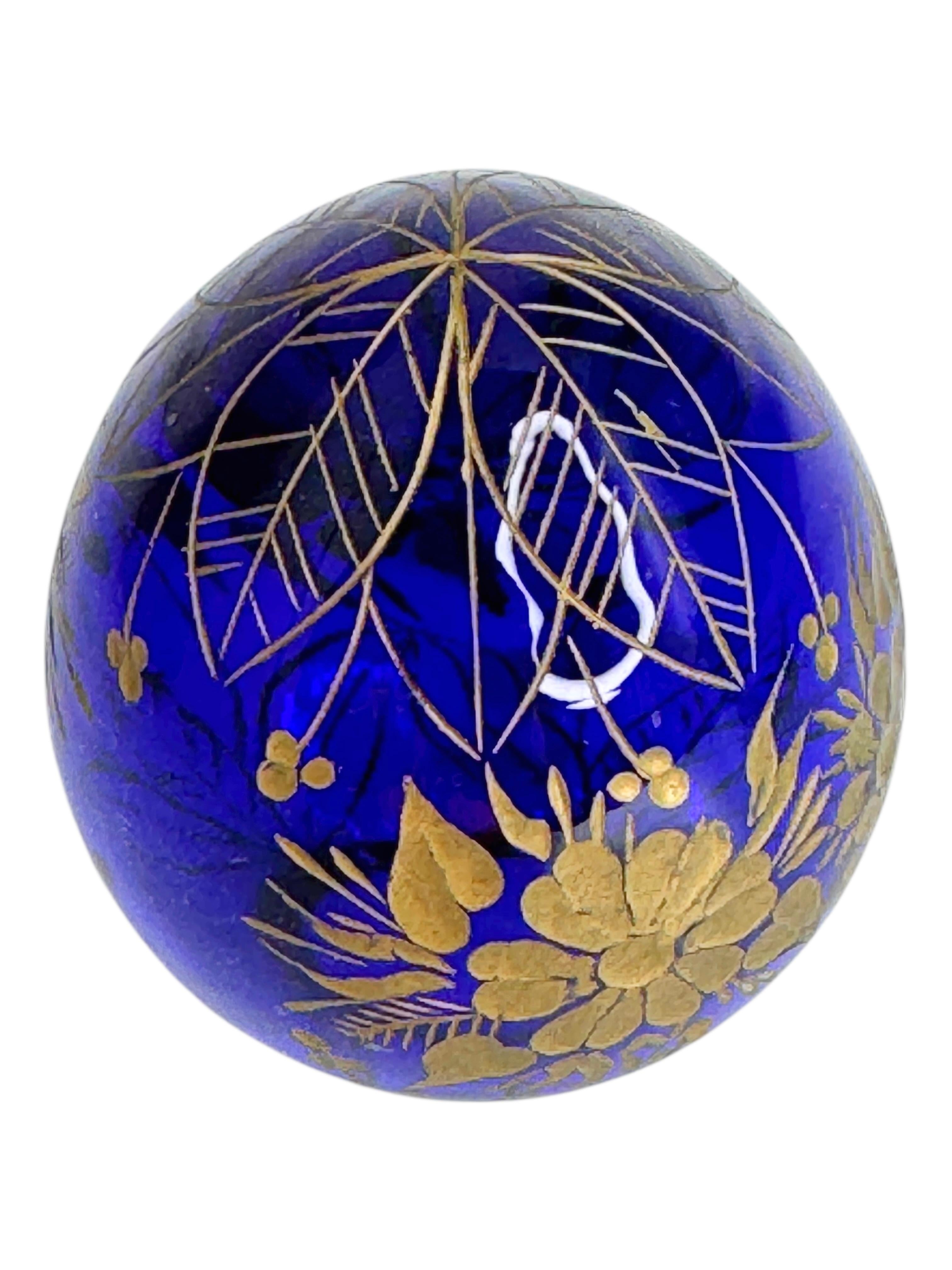 Vintage Faberge Stil Russland Glas Ei mit geätzten russischen Ornamenten Blumen (Art nouveau) im Angebot