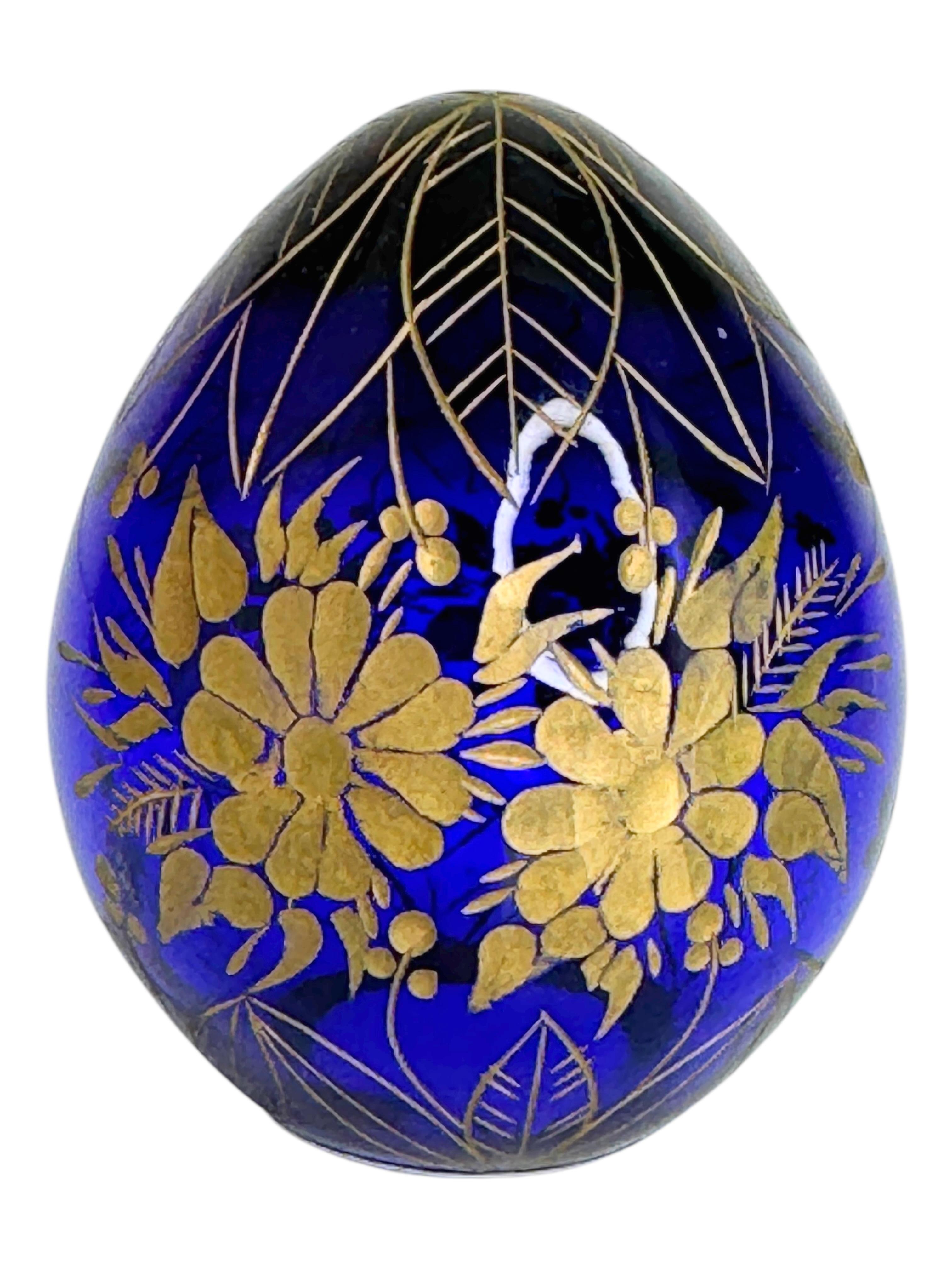 Vintage Faberge Stil Russland Glas Ei mit geätzten russischen Ornamenten Blumen (Handgefertigt) im Angebot