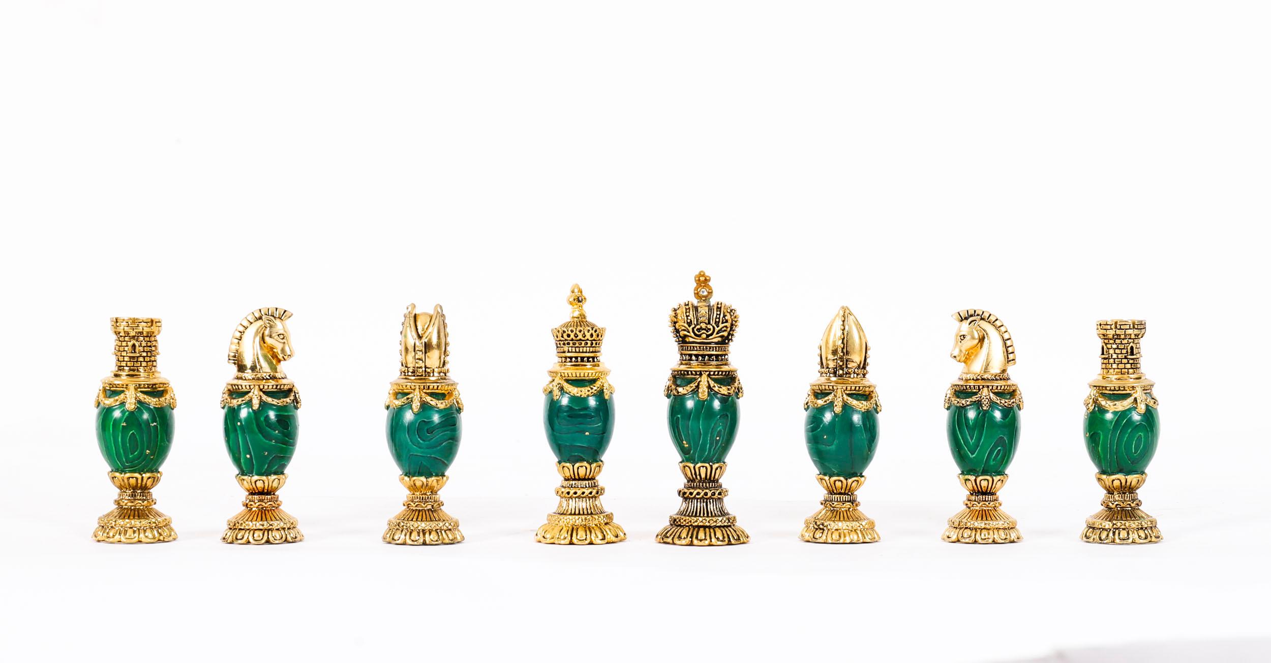 Jeu d'échecs vintage Faberge en noyer, marbre d'Amboyna et malachite 20ème siècle en vente 6