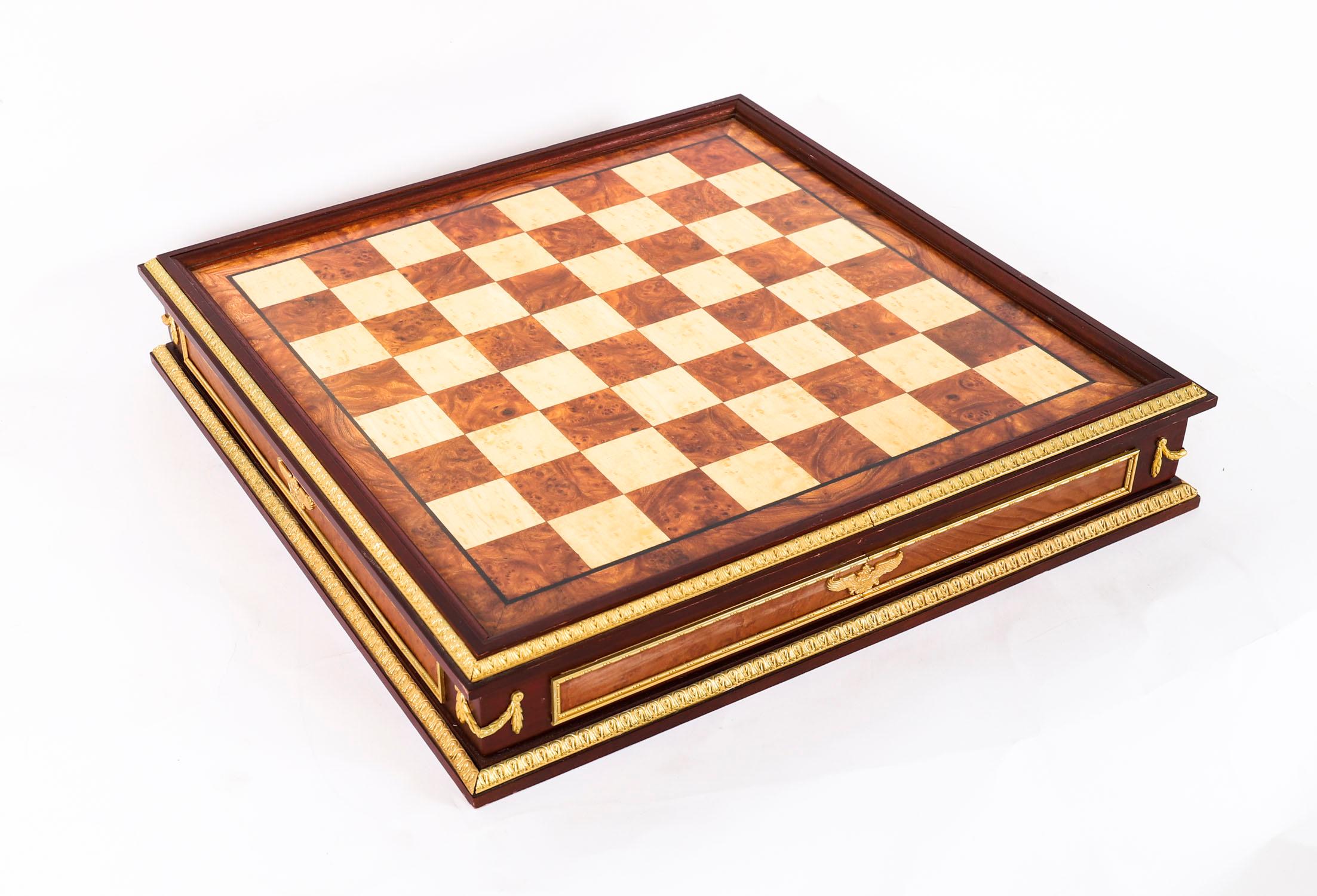 Jeu d'échecs vintage Faberge en noyer, marbre d'Amboyna et malachite 20ème siècle en vente 12