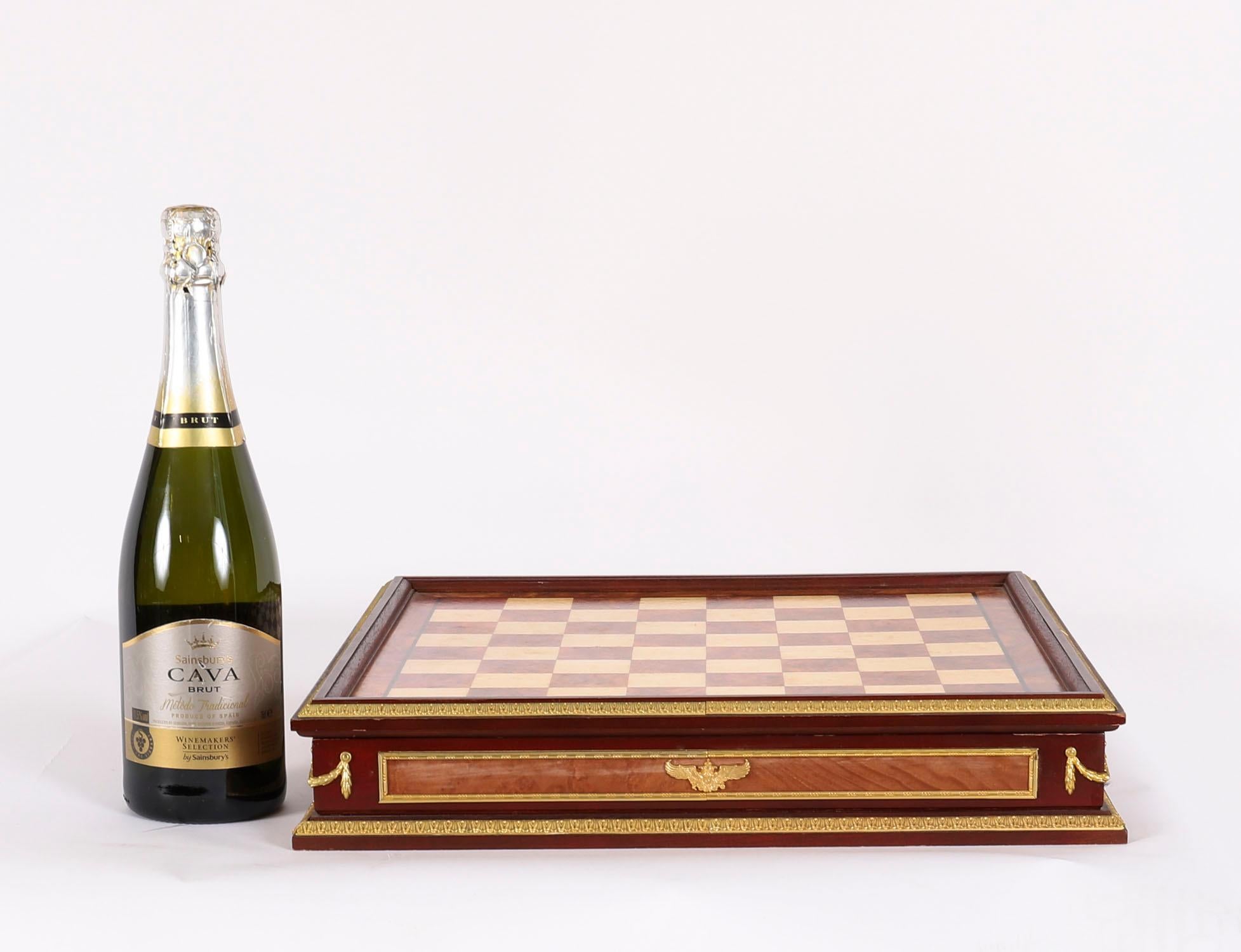 Jeu d'échecs vintage Faberge en noyer, marbre d'Amboyna et malachite 20ème siècle en vente 13