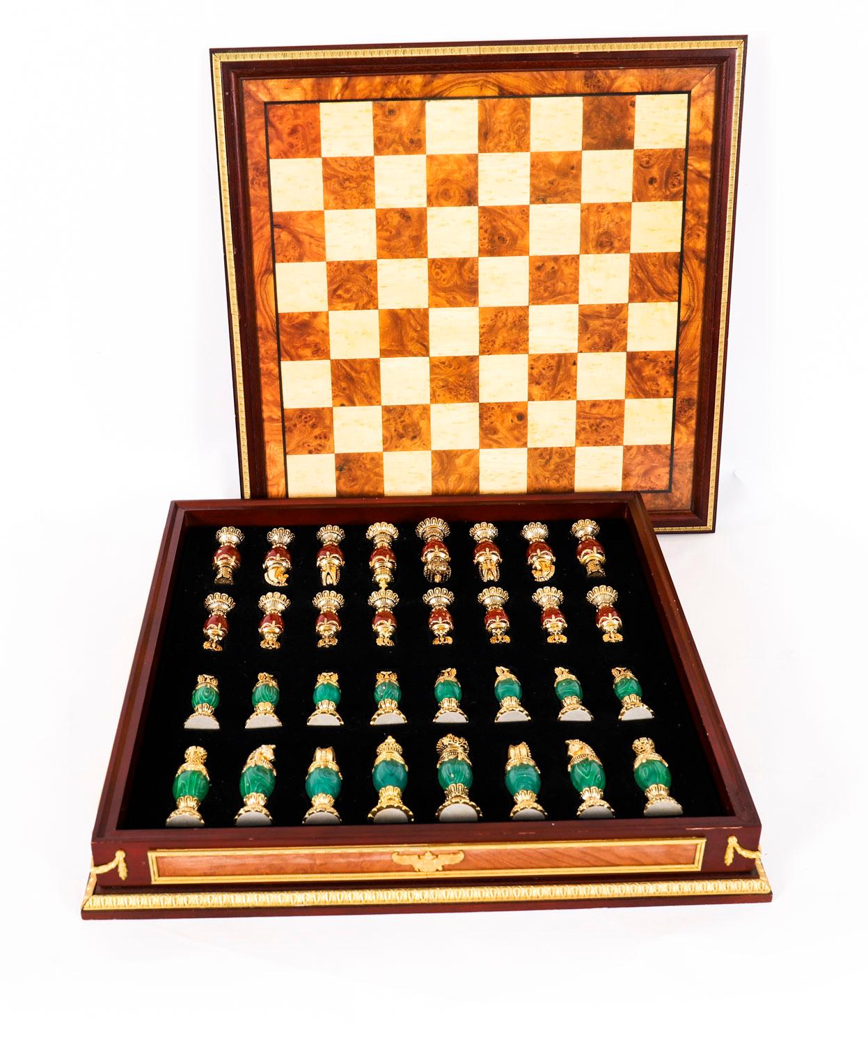 Américain Jeu d'échecs vintage Faberge en noyer, marbre d'Amboyna et malachite 20ème siècle en vente