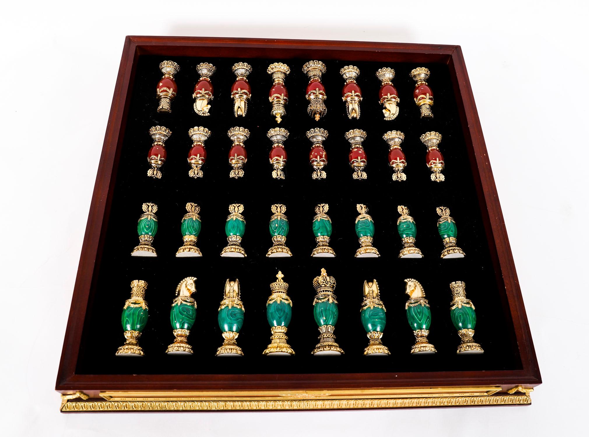 Jeu d'échecs vintage Faberge en noyer, marbre d'Amboyna et malachite 20ème siècle Bon état - En vente à London, GB