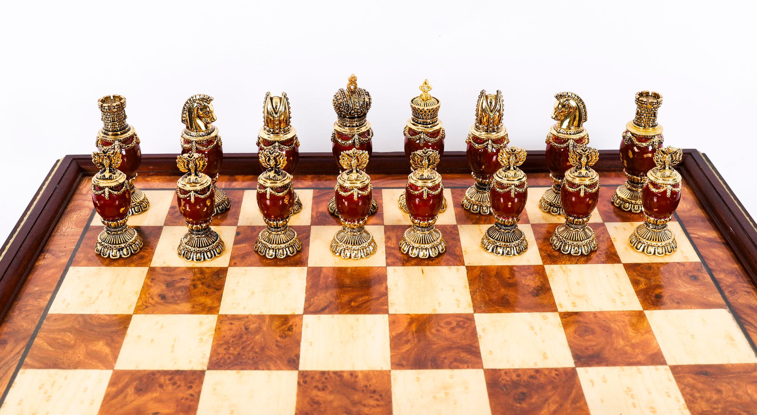 20ième siècle Jeu d'échecs vintage Faberge en noyer, marbre d'Amboyna et malachite 20ème siècle en vente