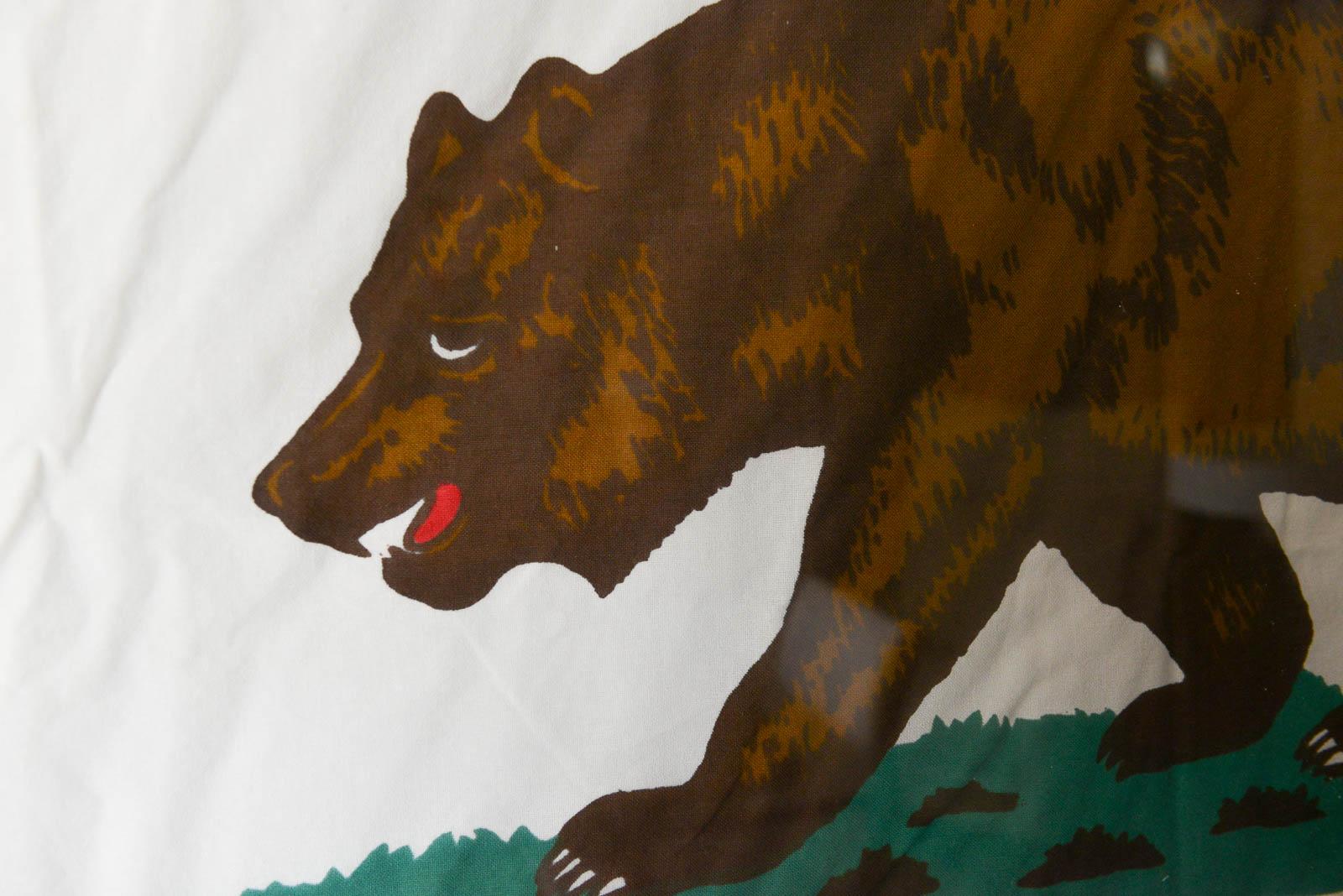 Vintage Fabric California State Bear Flag In Excellent Condition In Costa Mesa, CA