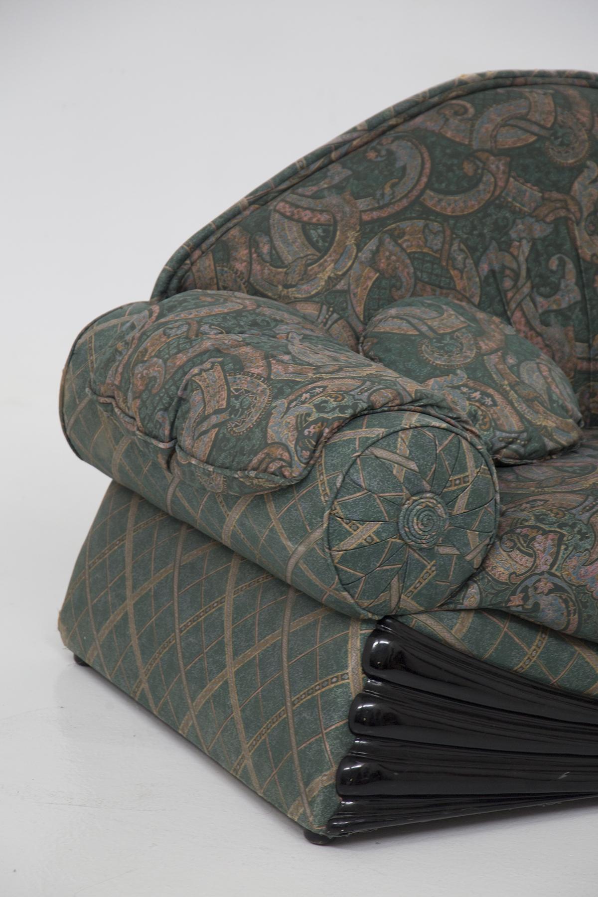 Étonnante paire de canapés conçus dans les années 1970, de fabrication italienne.
Les canapés sont très spéciaux, en effet ils ont une forme d'arabesque incroyablement charmante.
La forme est évasée vers le bas, rappelant la figure du trapèze.
La