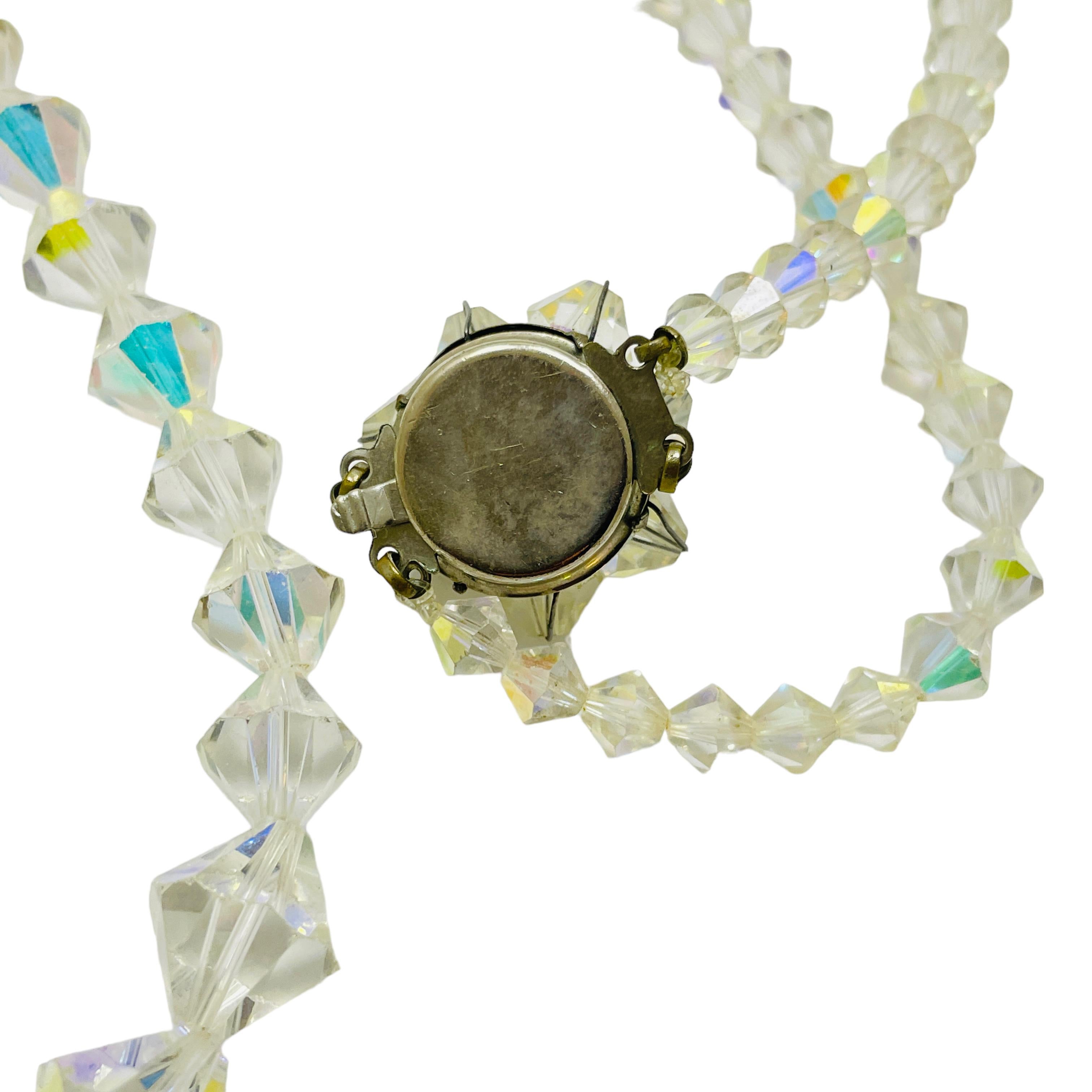 Collana di cristalli sfaccettati aurora boreale d'epoca con chiusura a grappolo In condizioni buone in vendita a Palos Hills, IL