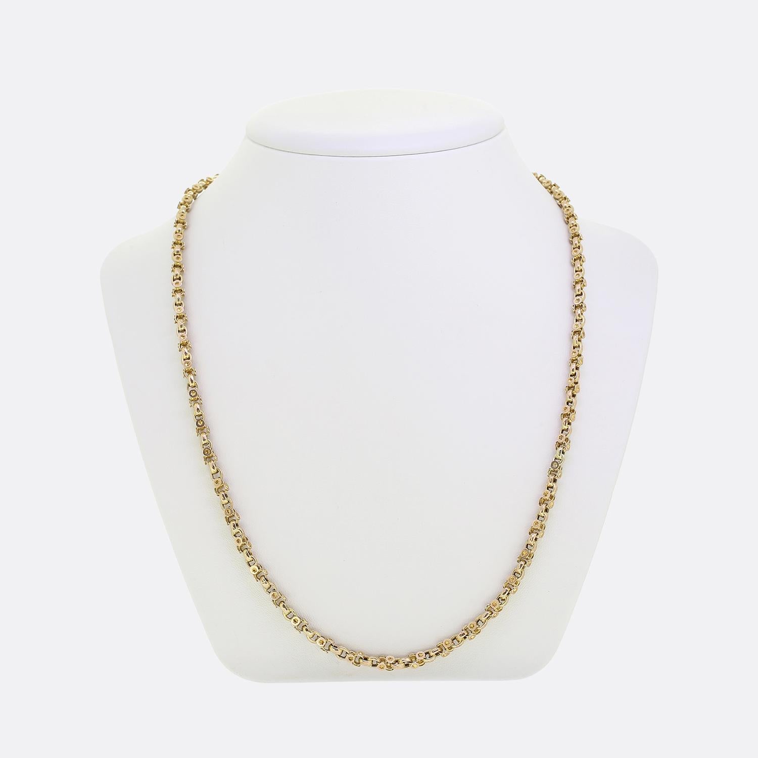 Aquí tenemos una cadena maravillosamente única fabricada en oro amarillo de 9 ct. Esta pieza vintage presenta una inusual combinación de eslabones con dos eslabones belcher ovalados facetados conectados a dos eslabones redondos fijos con un motivo