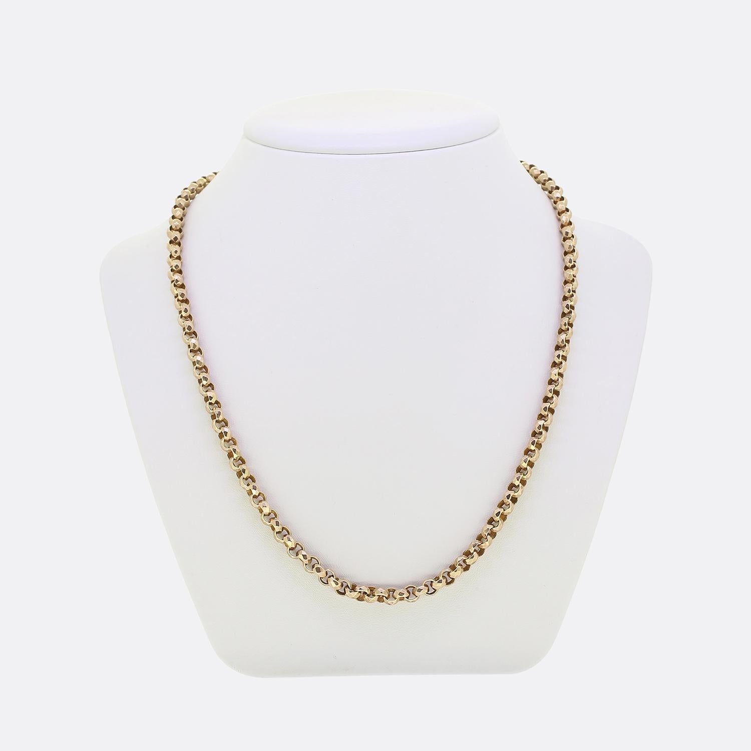 Aquí tenemos una cadena belcher vintage de oro amarillo de 9 ct con un ligero tinte rosado. Grandes eslabones facetados se conectan entre sí antes de terminar con un cierre giratorio seguro en la parte posterior. 

Estado: Usado (Muy bueno)
Peso: