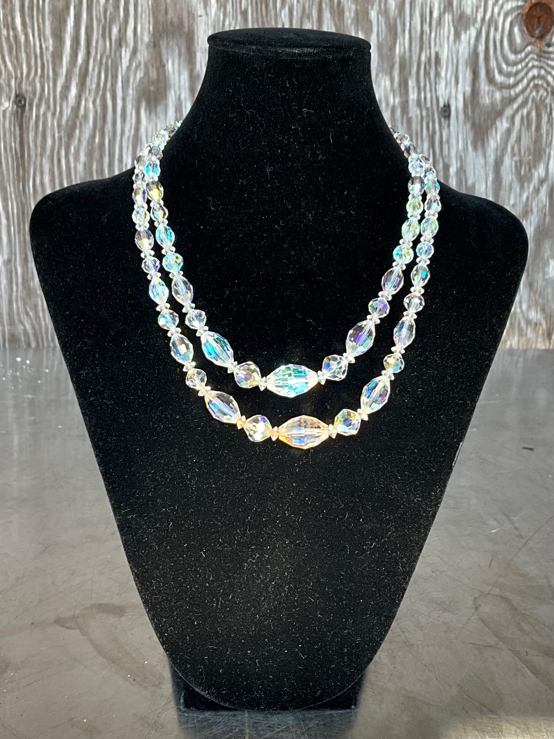 Un collier double en cristal facetté vintage est un bijou éblouissant et élégant qui ajoute sophistication et charme à toute garde-robe. Avec leurs cristaux étincelants, leurs designs complexes et leur attrait intemporel, ces colliers restent les