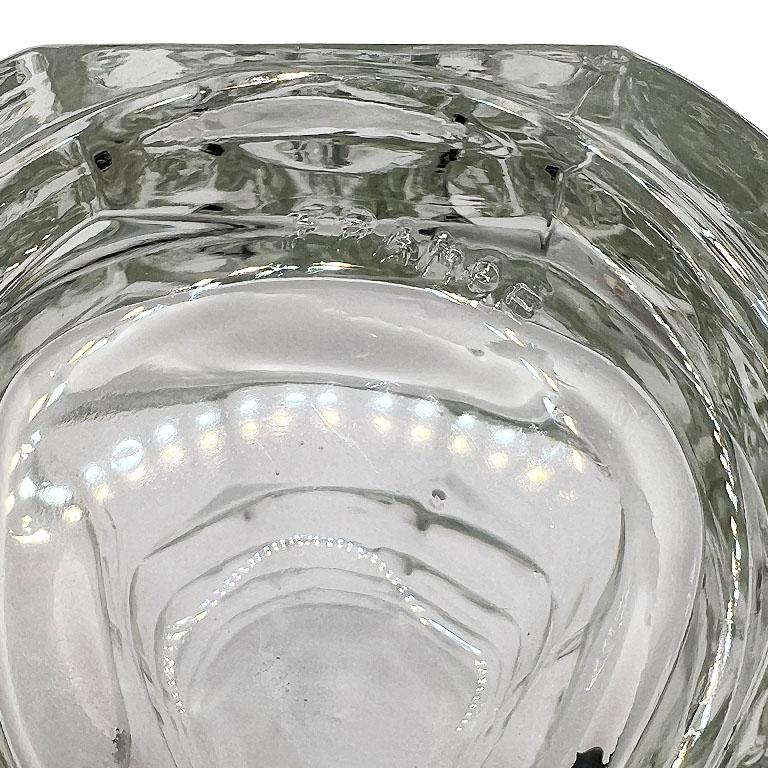 Un vaso vintage in vetro pressato francese dall'eleganza geometrica sfaccettata. Questo squisito vaso vintage in vetro pressato francese è una testimonianza senza tempo del design francese di metà secolo. Caratterizzato da un bellissimo motivo