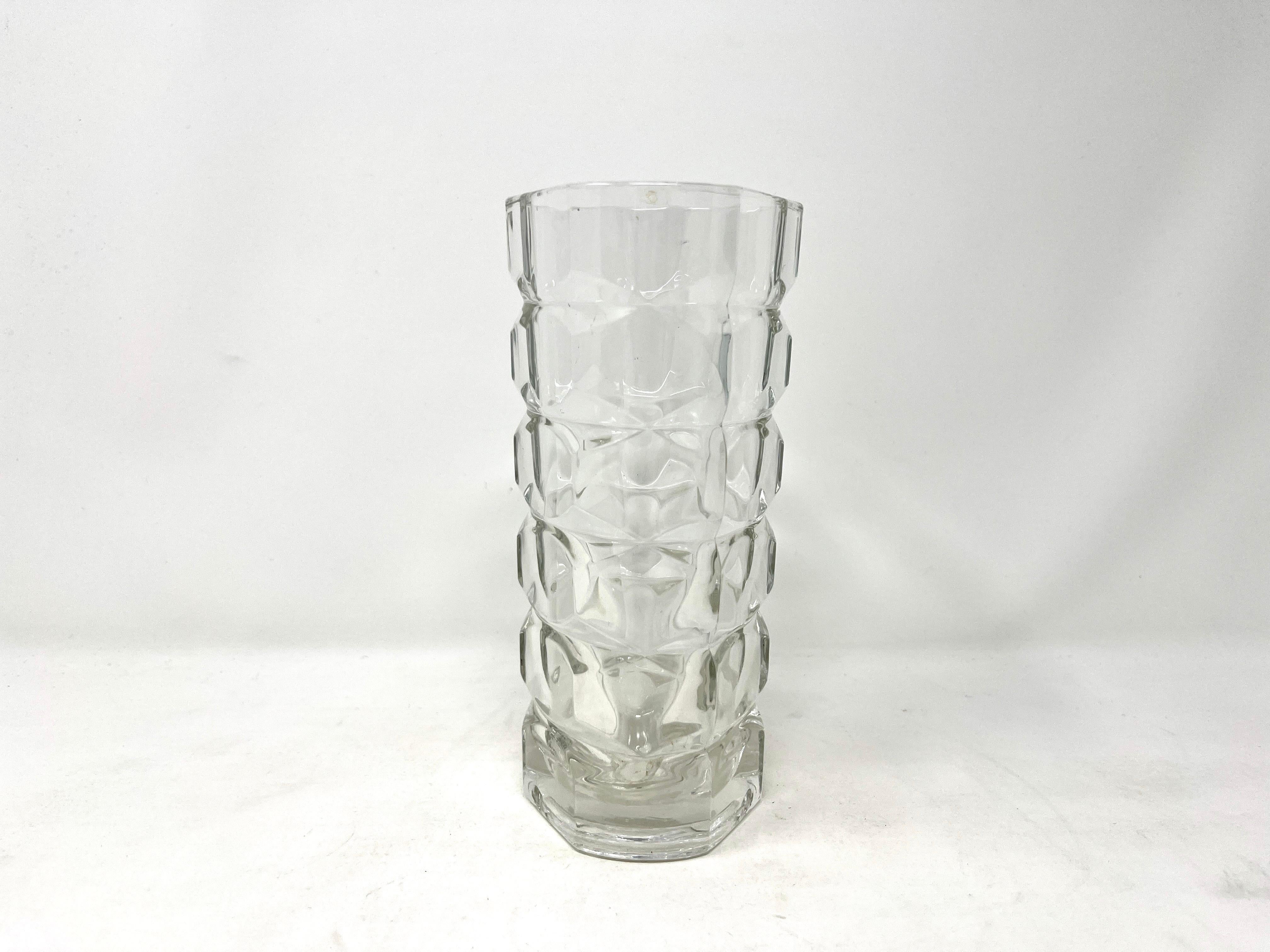 Vaso francese di forma geometrica a tre lati in vetro trasparente pressato di Luminarc con un peso eccezionale. Riflette la luce in modo brillante. Firmato Francia sul fondo, c. 1970.

Caratterizzato da un intricato motivo geometrico, il vaso è