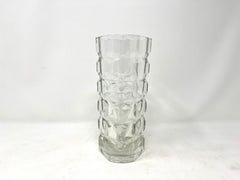 Vase français en verre pressé facetté, triangulaire géométrique des années 1970, France