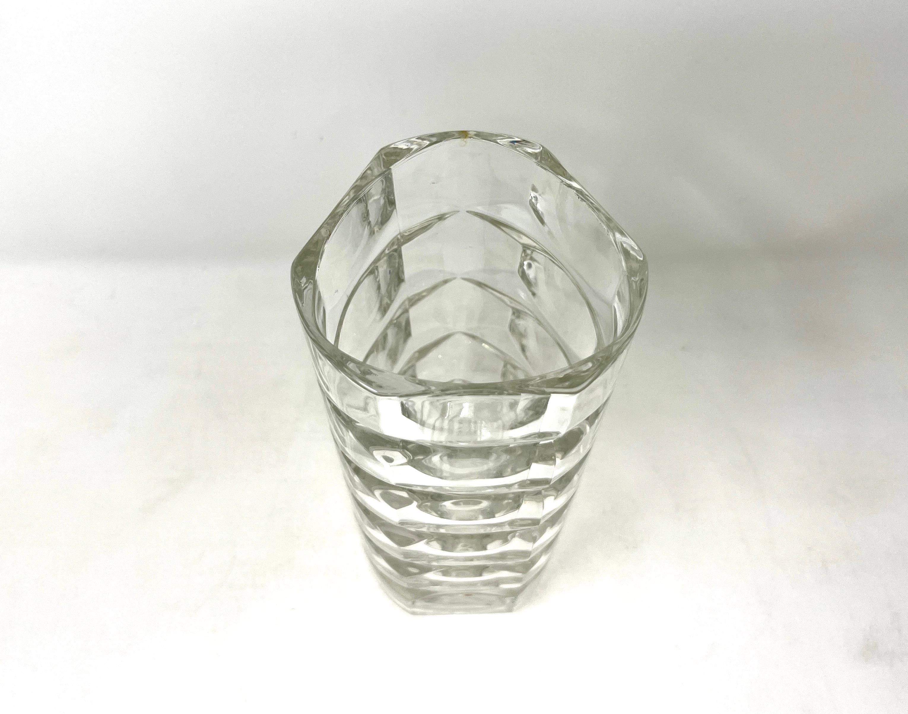 Mid-Century moderno Vaso francese sfaccettato in vetro pressato, geometrico triangolare anni '70, Francia in vendita