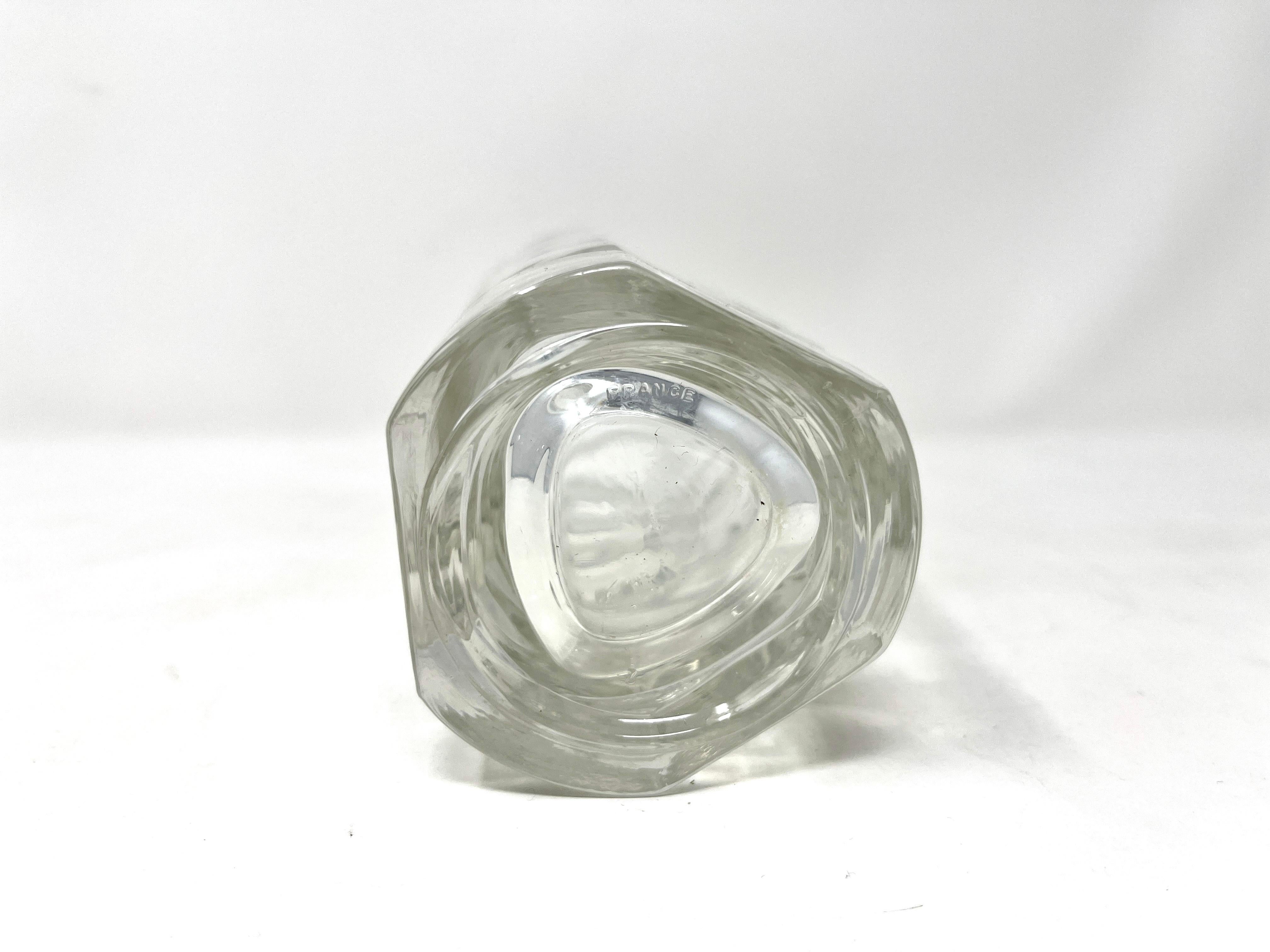 Pressato Vaso francese sfaccettato in vetro pressato, geometrico triangolare anni '70, Francia in vendita
