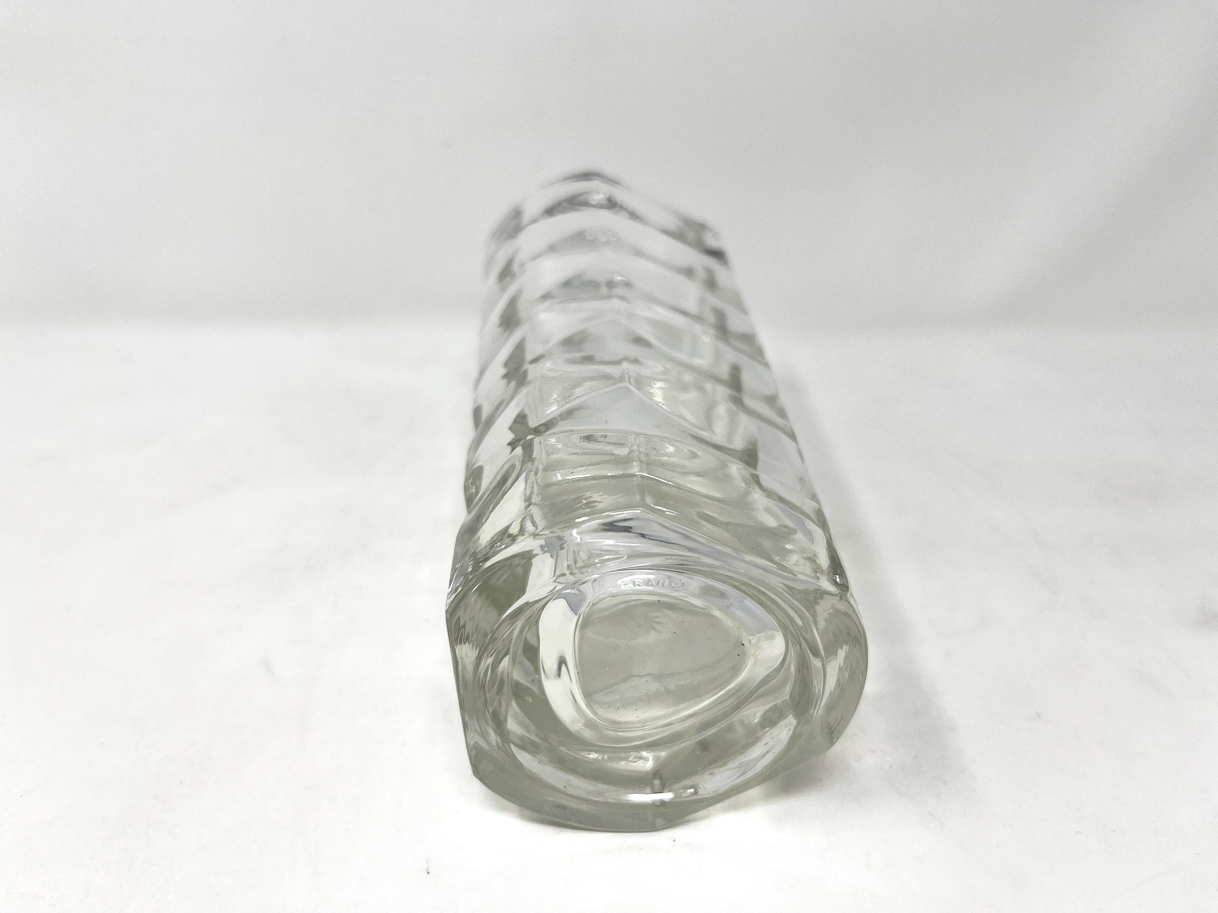 Vaso francese sfaccettato in vetro pressato, geometrico triangolare anni '70, Francia In condizioni buone in vendita a Chicago, IL
