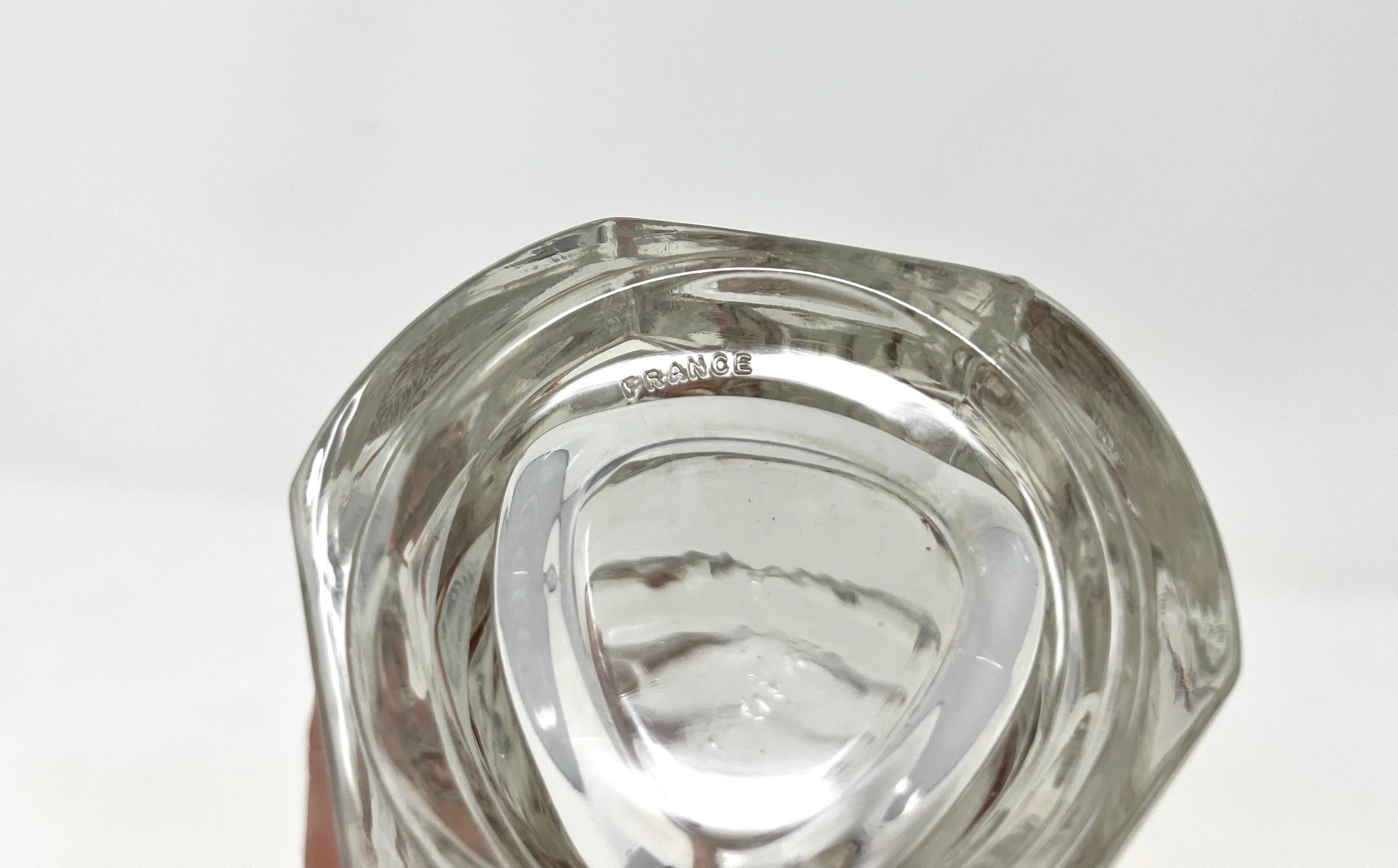 Fine XX secolo Vaso francese sfaccettato in vetro pressato, geometrico triangolare anni '70, Francia in vendita