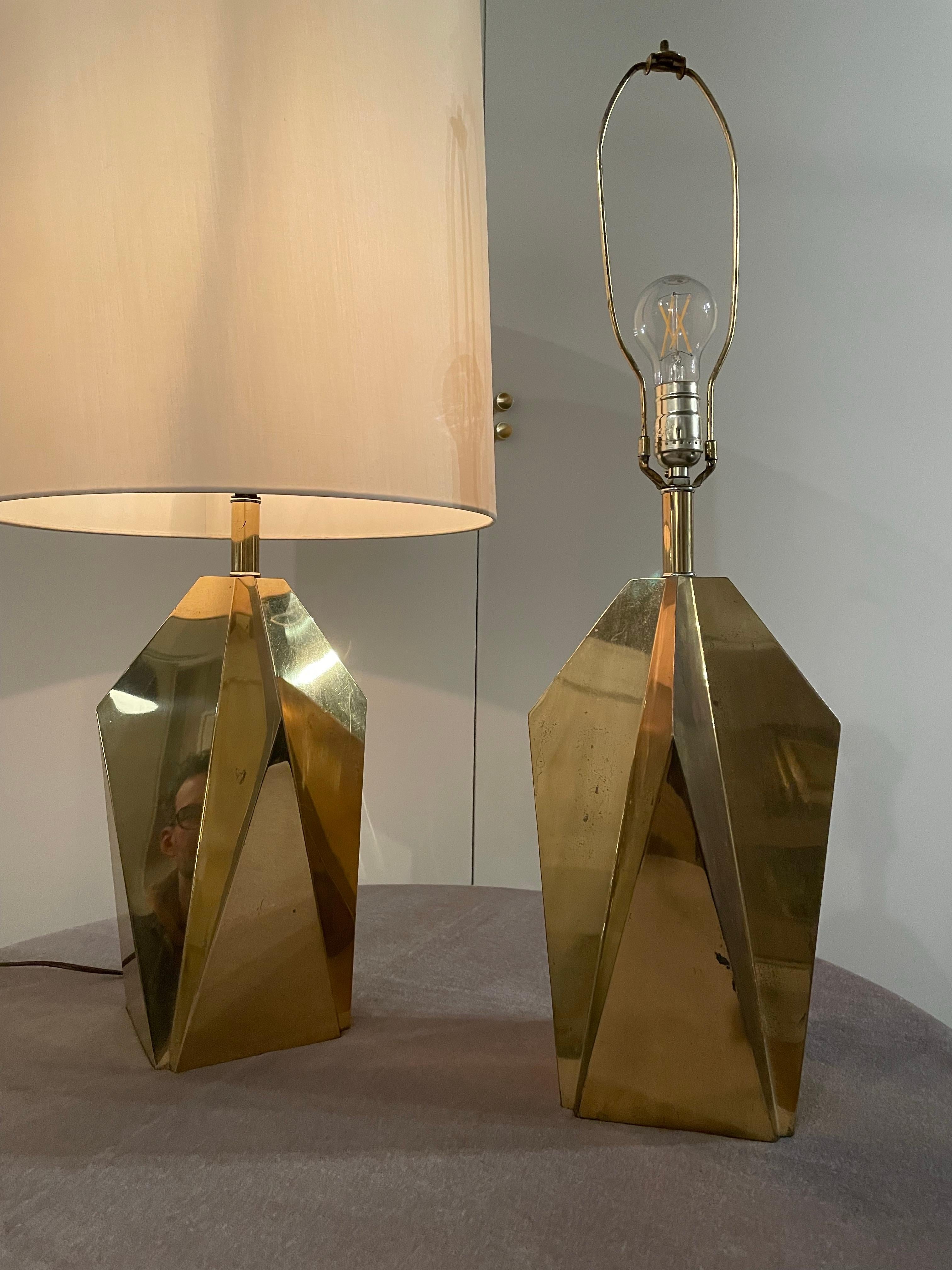Pair of 1970s midcentury faceted table lamp. 

Illuminate your flat with this beautifully modern midcentury style faceted table lamp with a brass polished finished metal. Light bounces off of each facet creating a wonderful three dimensional